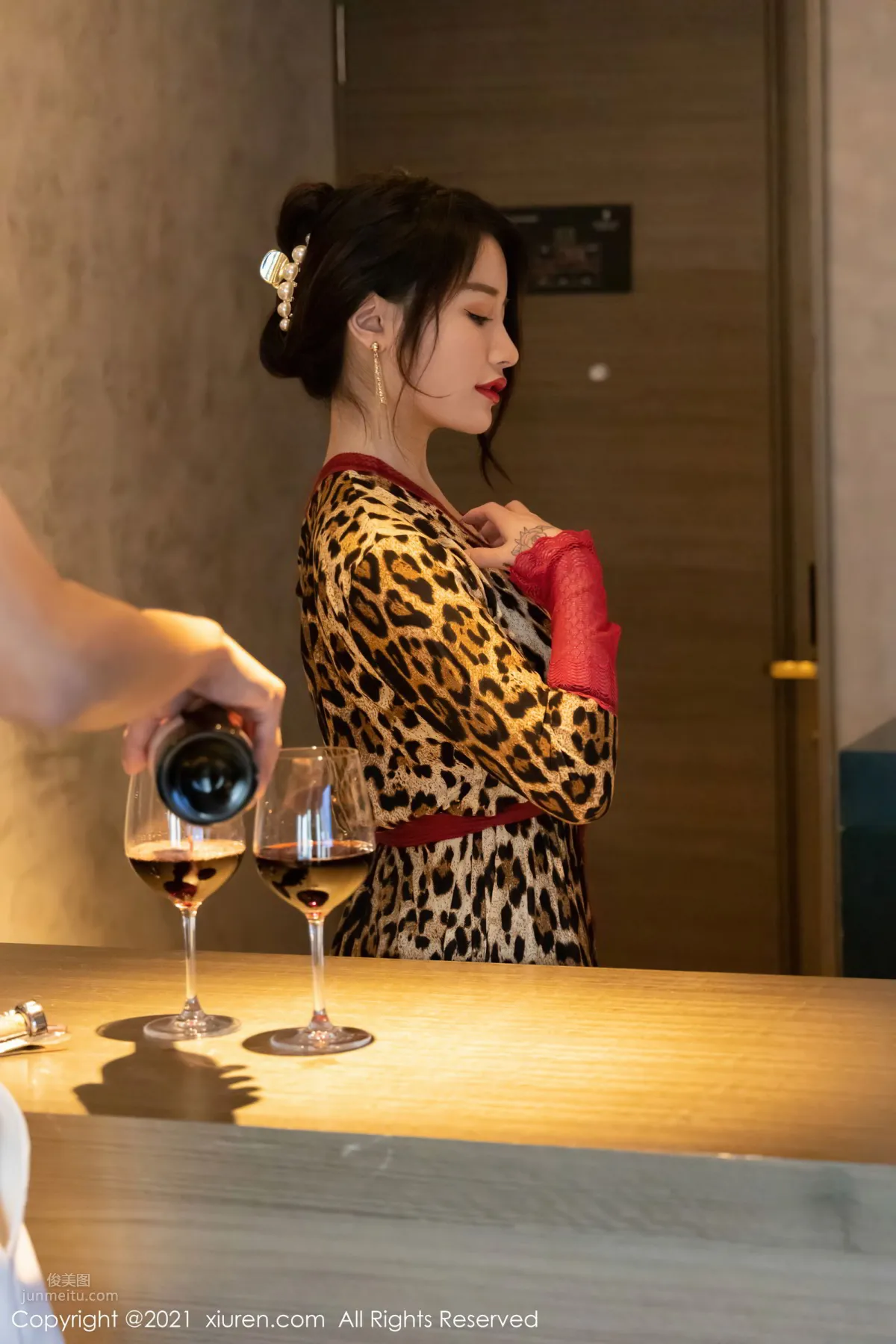 美七Mia的劇情主題 送瓶紅酒到房間 20
