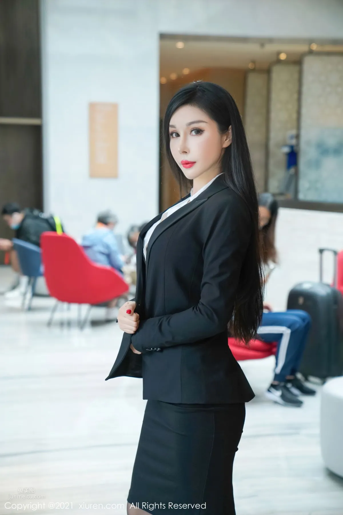 职场经理人田冰冰 精致内衣彰显妩媚_3