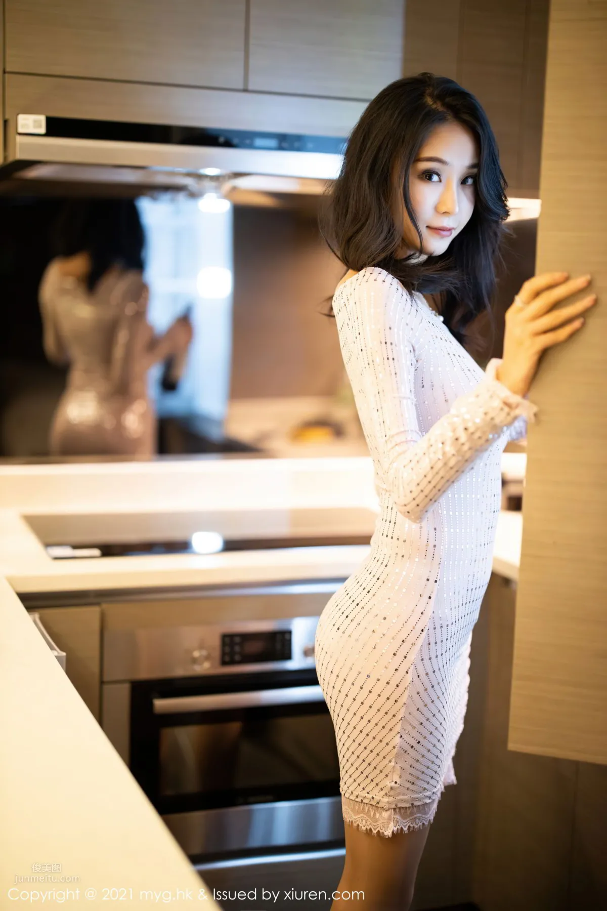小姐姐藍夏Akasha 白色耀眼的服飾