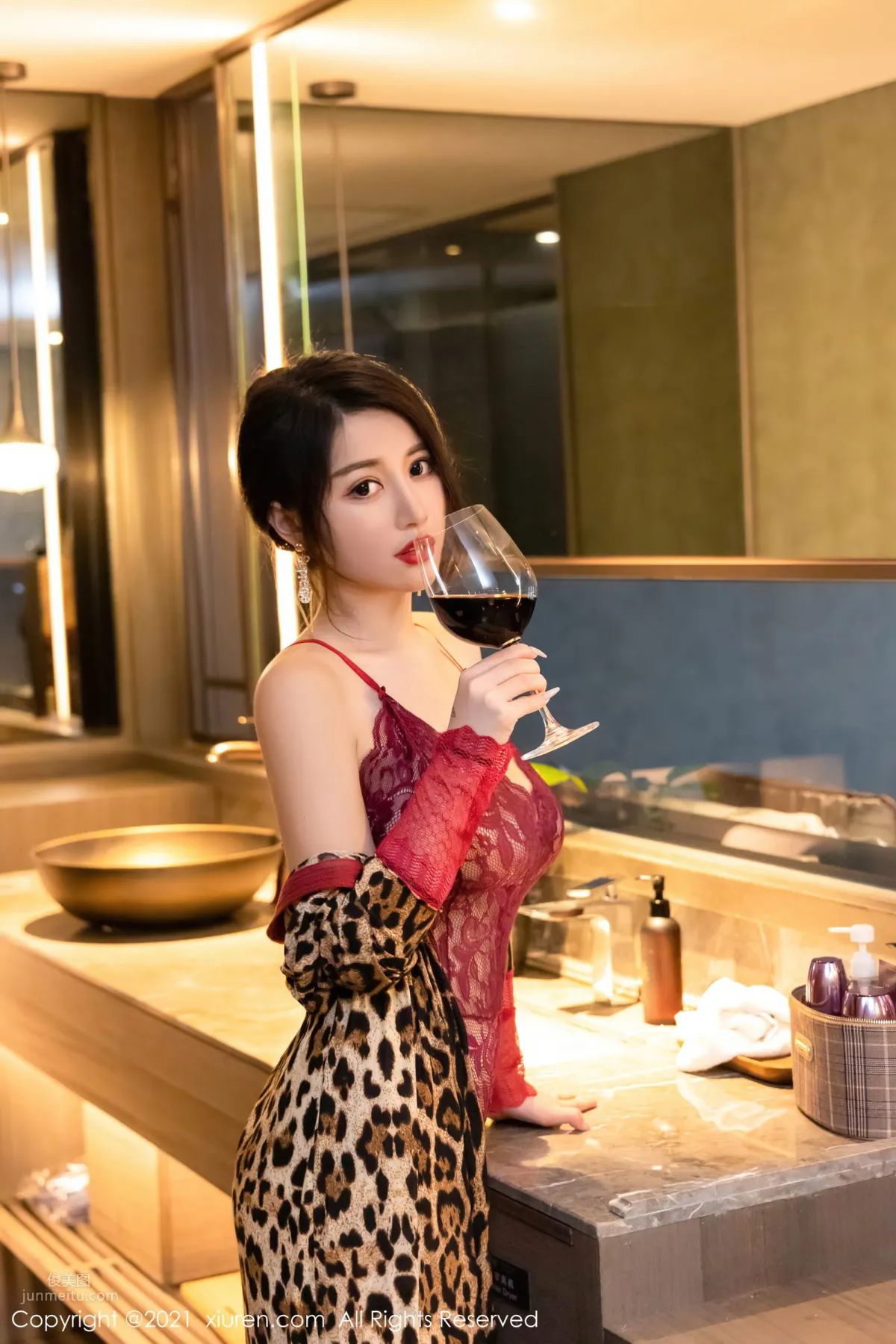 美七Mia的劇情主題 送瓶紅酒到房間 69
