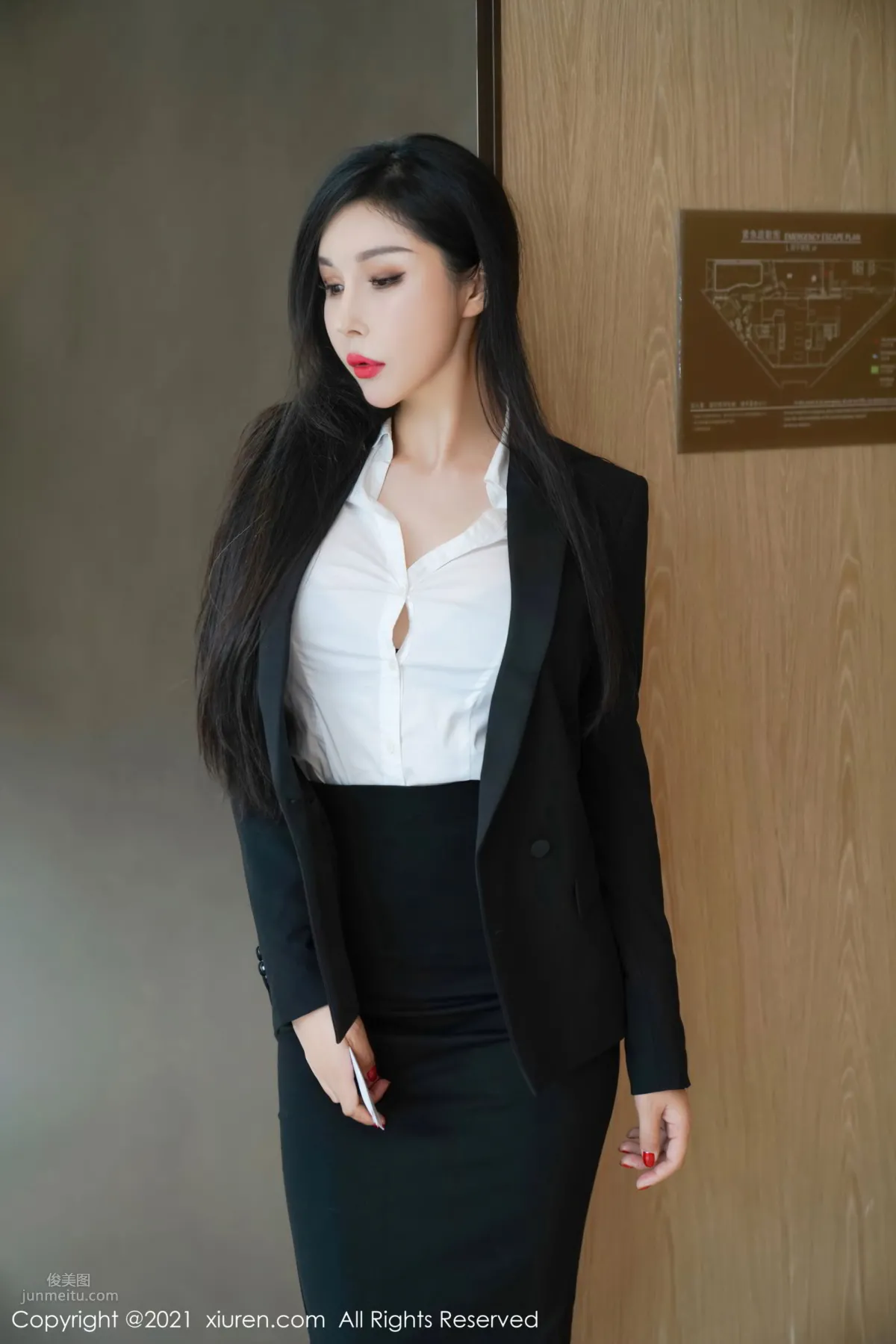 职场经理人田冰冰 精致内衣彰显妩媚_9