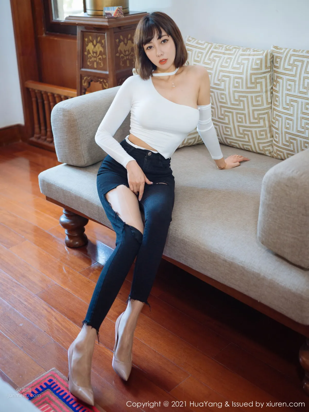 禦姐美女果兒Victoria 獨特的破洞牛仔褲
