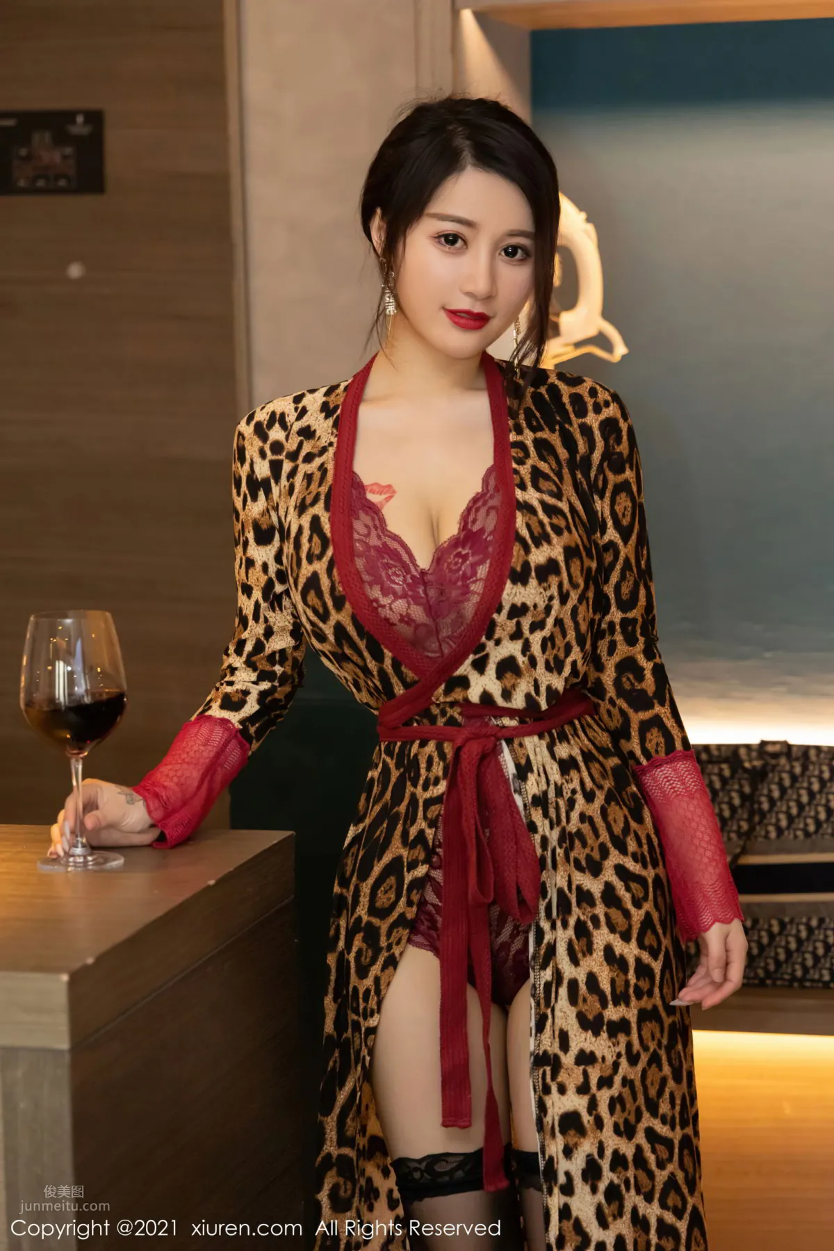 美七Mia的劇情主題 送瓶紅酒到房間 22