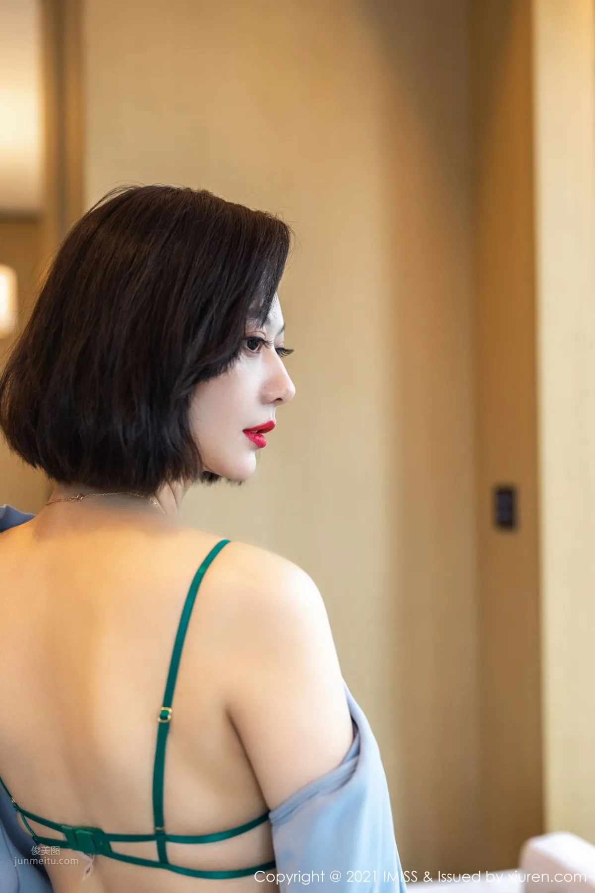 氣質美女藝軒 婀娜典雅服飾 25