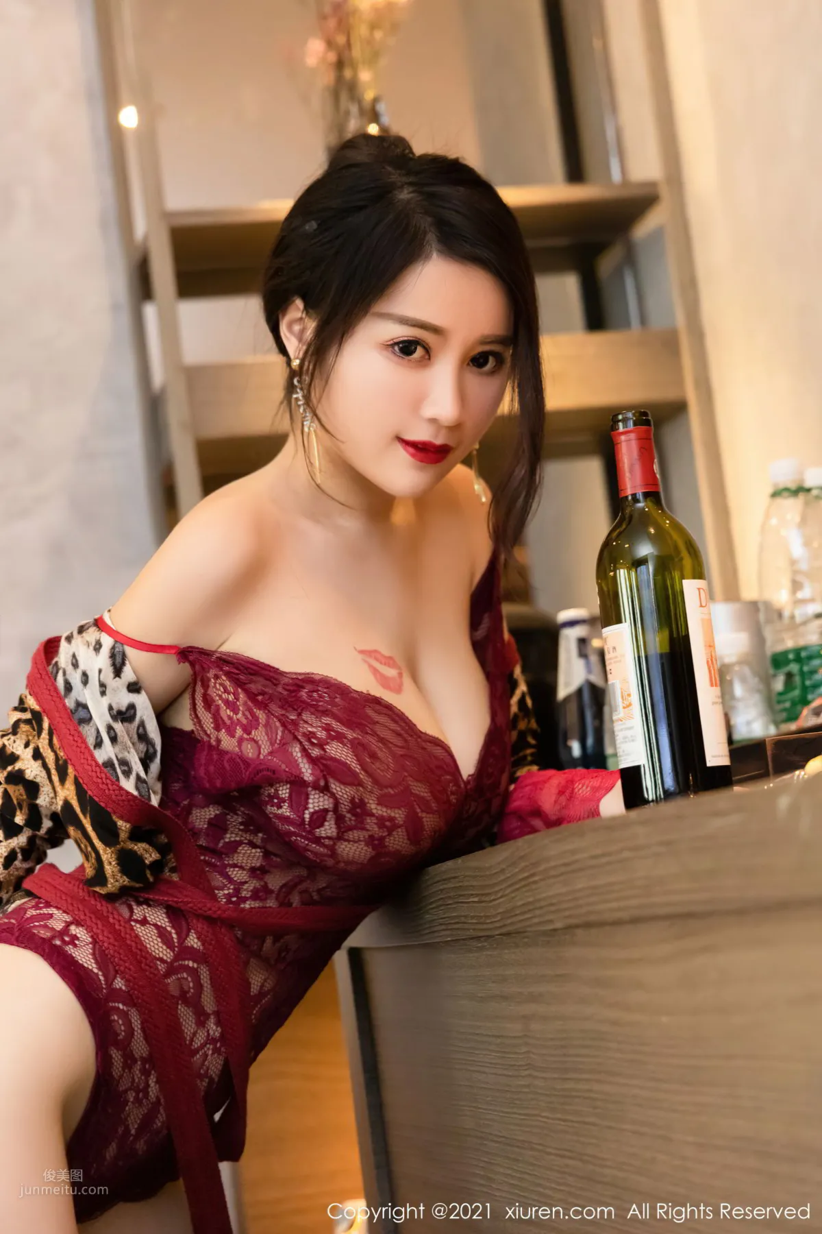 美七Mia的劇情主題 送瓶紅酒到房間 53