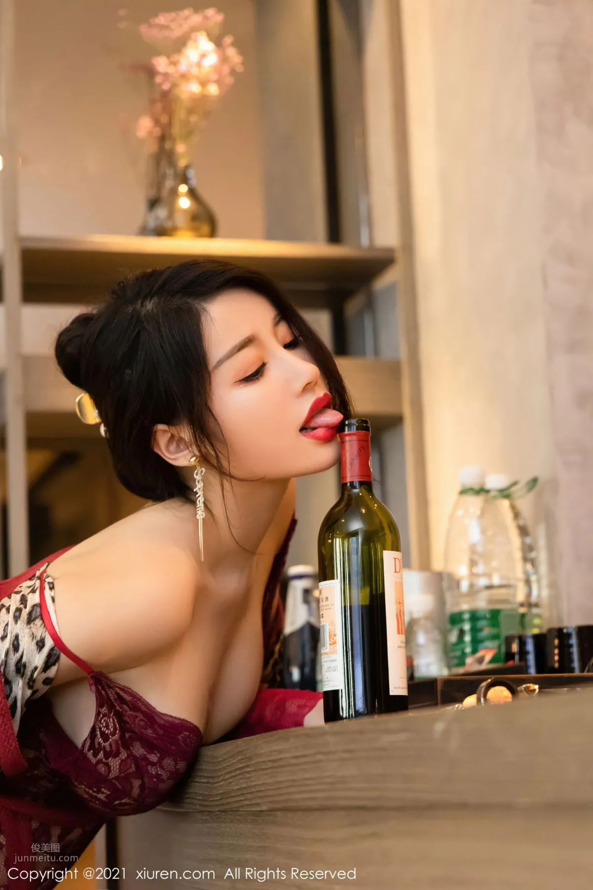 美七Mia的劇情主題 送瓶紅酒到房間 52