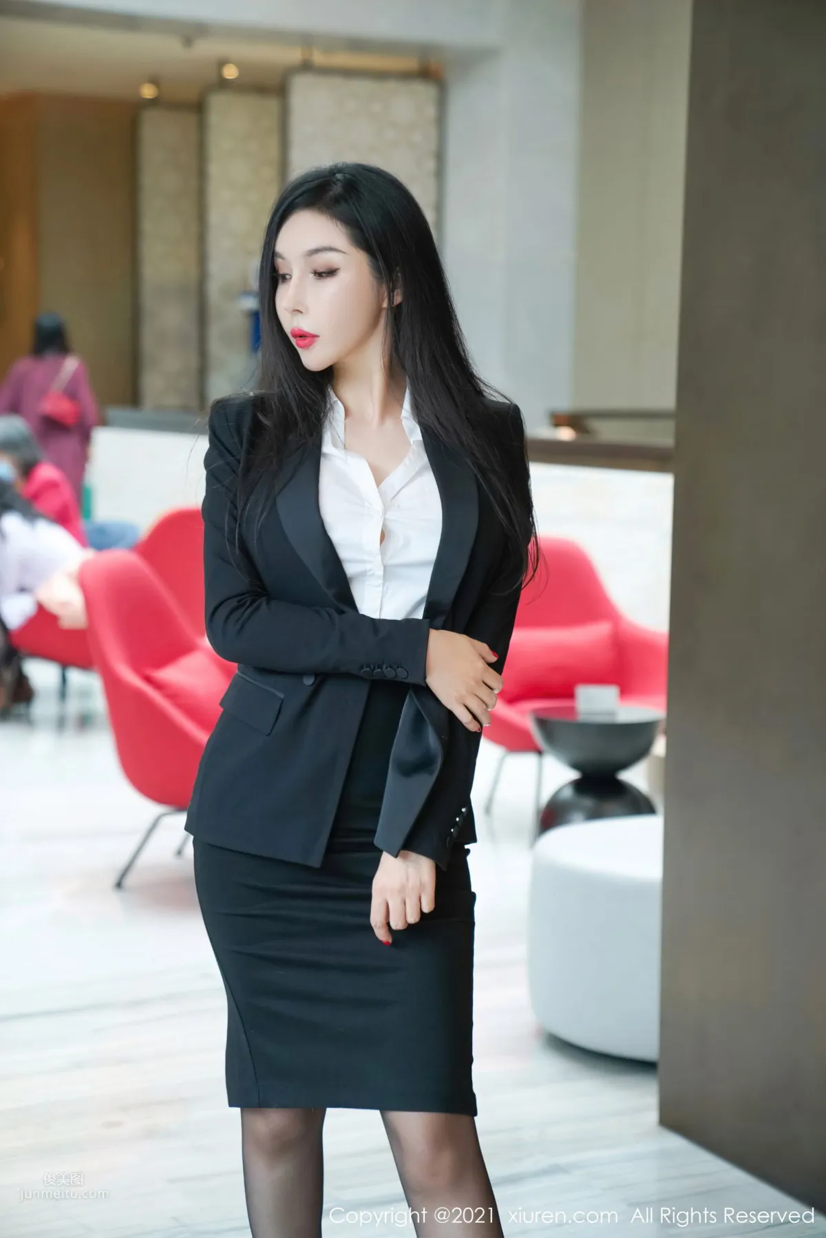 职场经理人田冰冰 精致内衣彰显妩媚_4