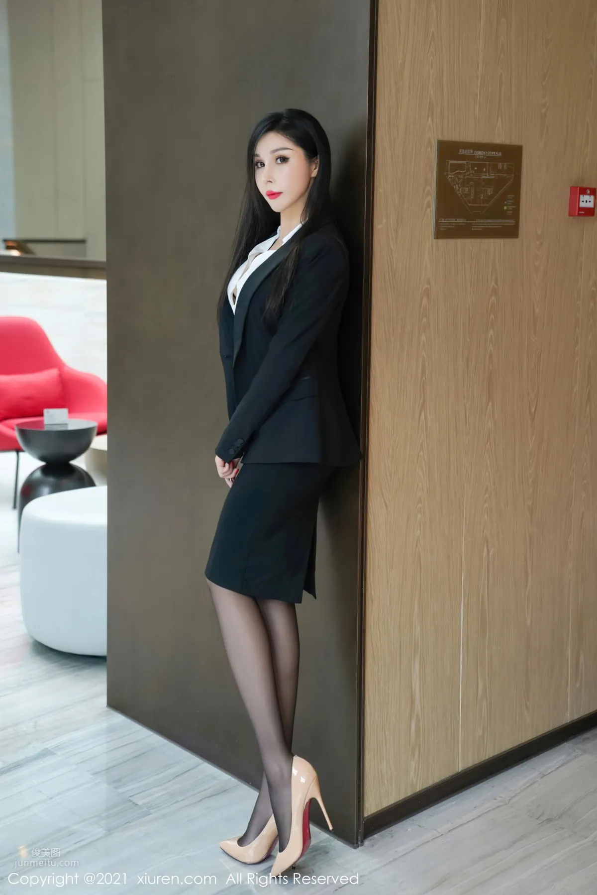 职场经理人田冰冰 精致内衣彰显妩媚_8