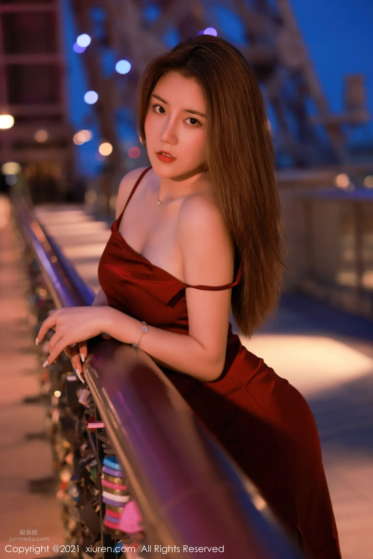荷官女郎夏西CiCi 猩红吊裙港风娇媚_0