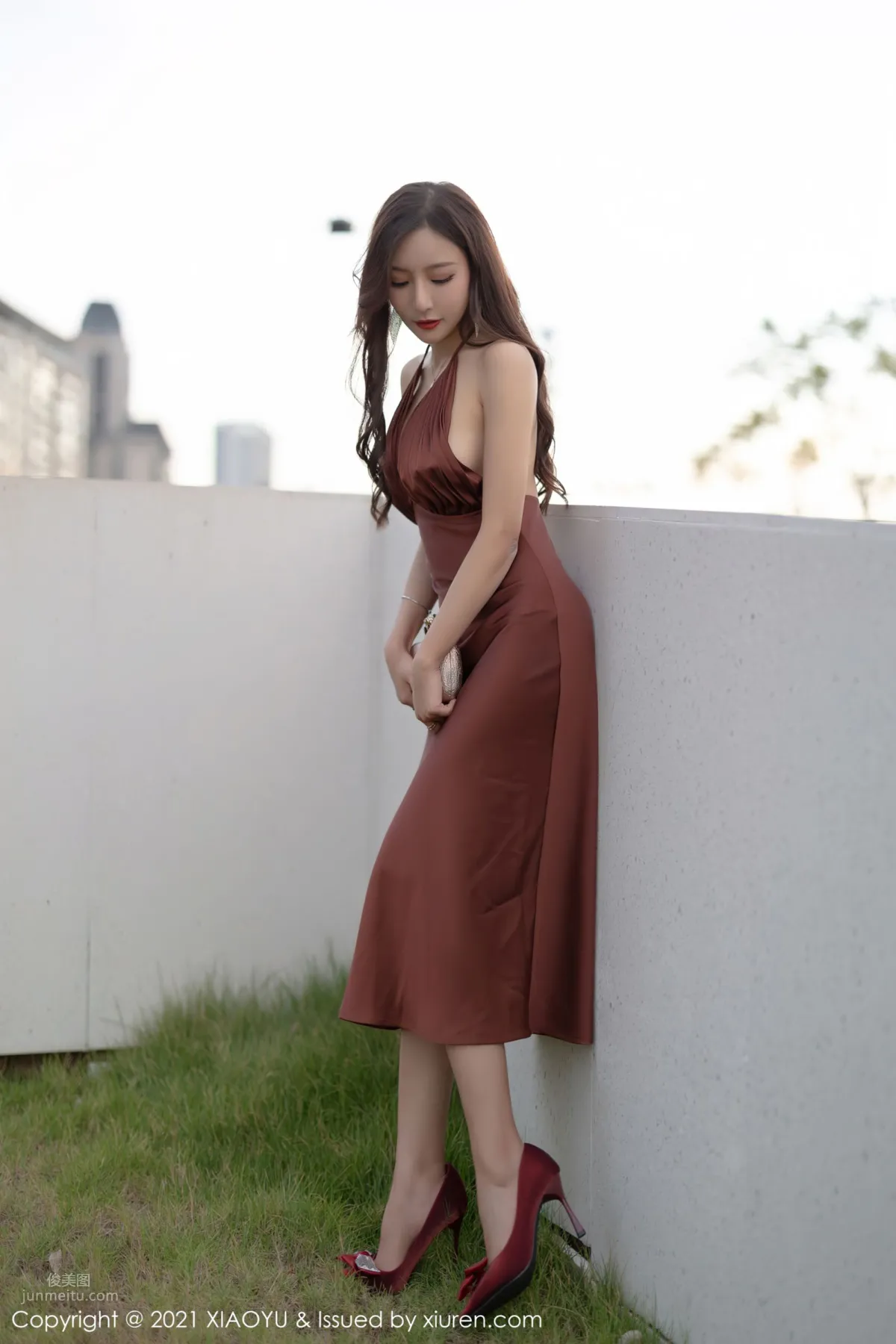 你的女神王馨瑤 香槟色吊裙勾勒 16