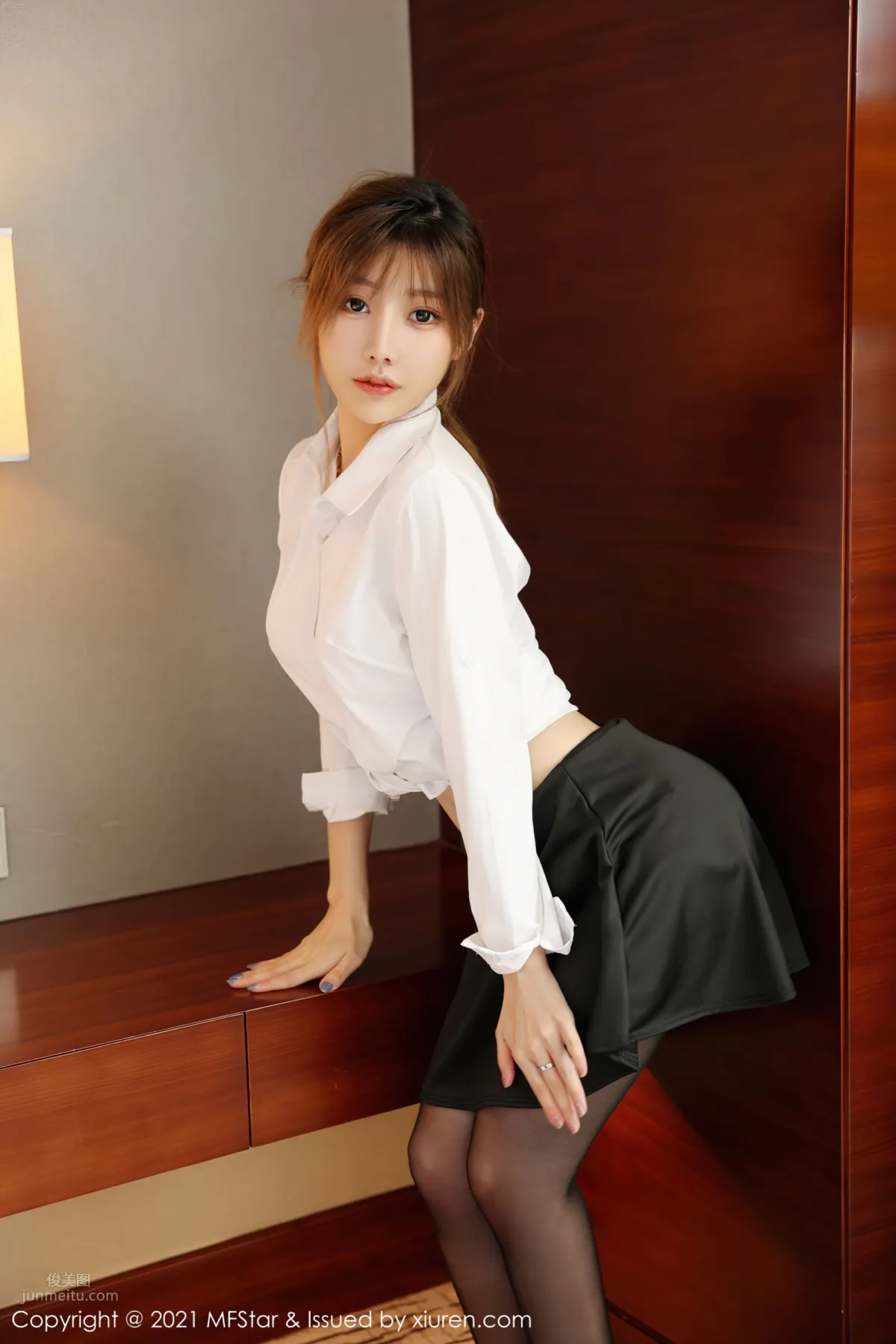 新人模特李穎煊 經典的白襯衫 3
