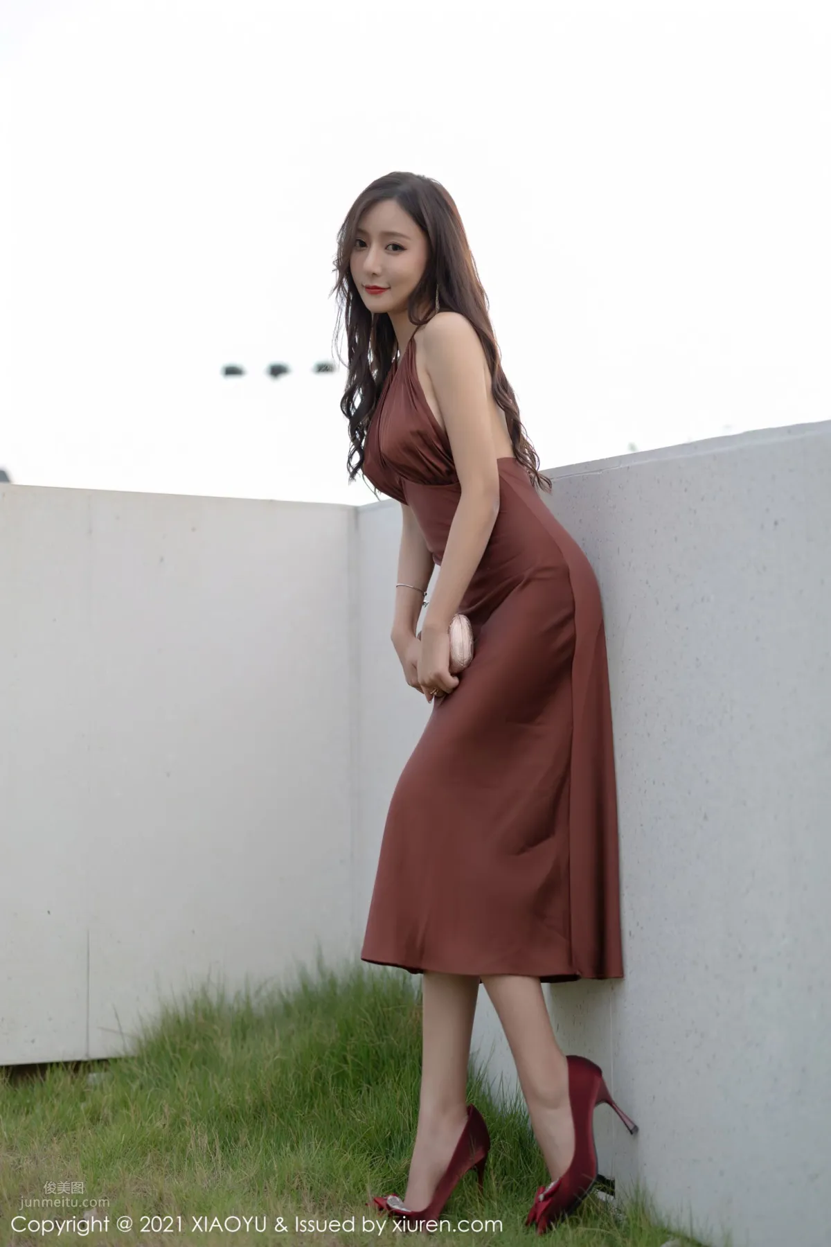 你的女神王馨瑤 香槟色吊裙勾勒 17