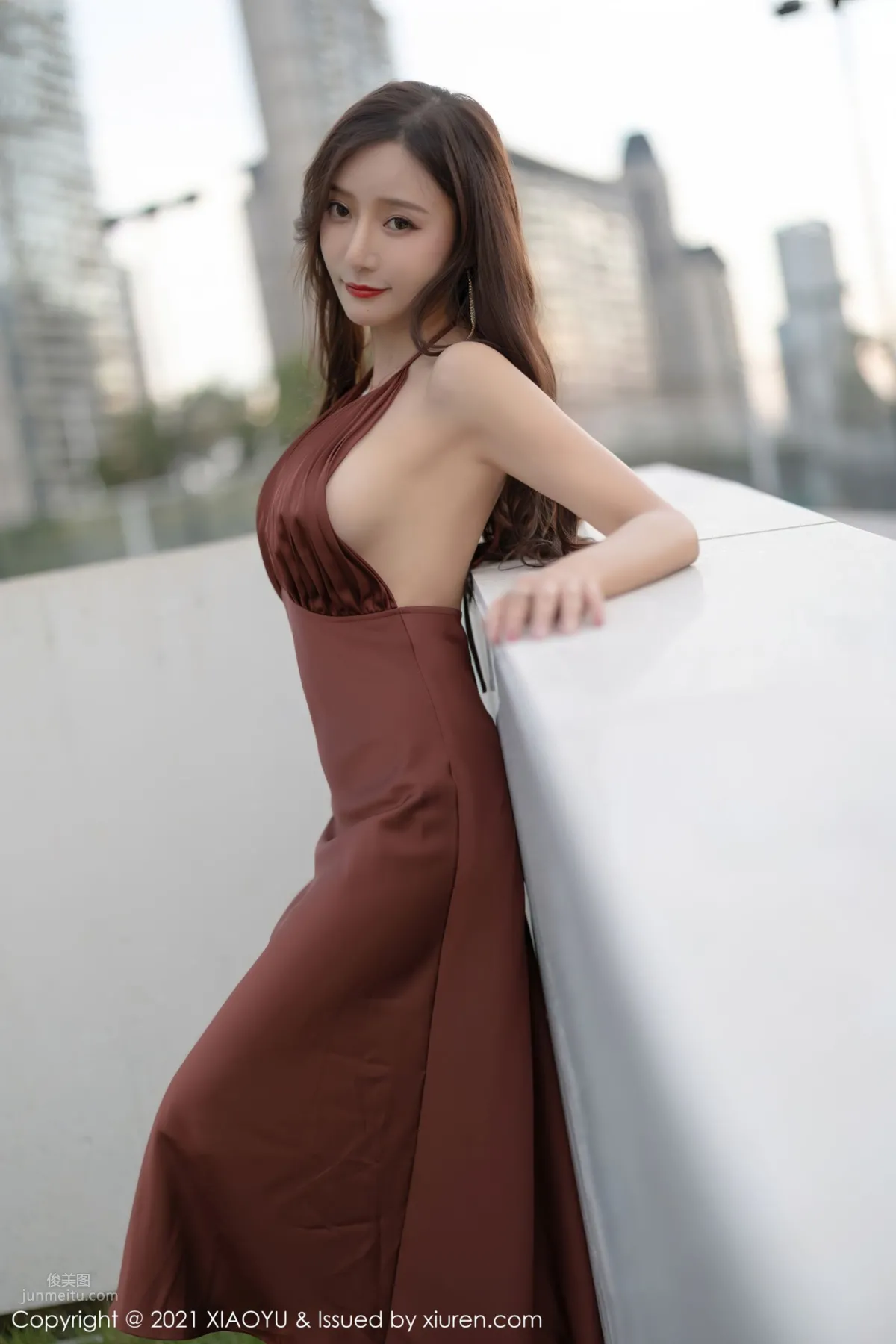 你的女神王馨瑤 香槟色吊裙勾勒 12