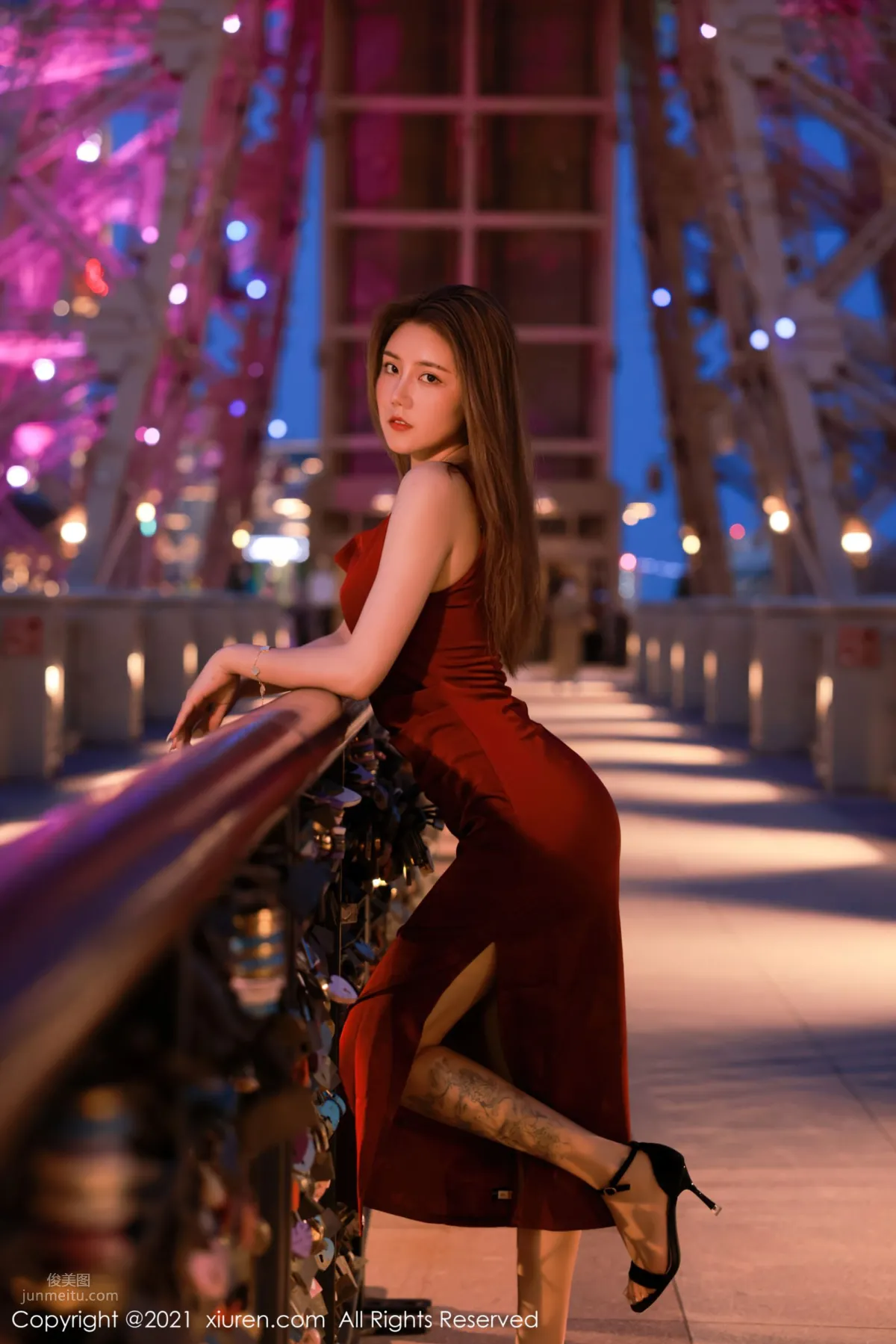 荷官女郎夏西CiCi 猩红吊裙港风娇媚_1