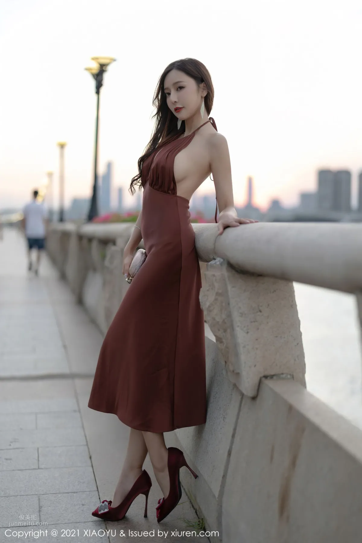 你的女神王馨瑤 香槟色吊裙勾勒 2