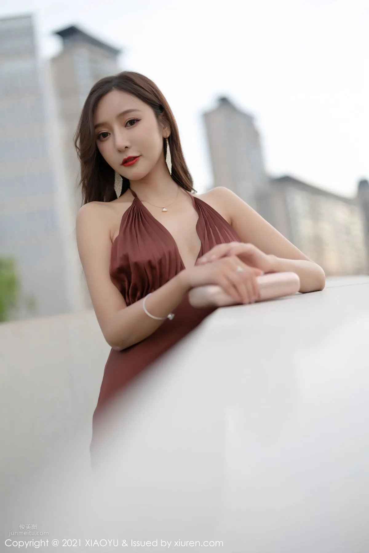 你的女神王馨瑤 香槟色吊裙勾勒 19