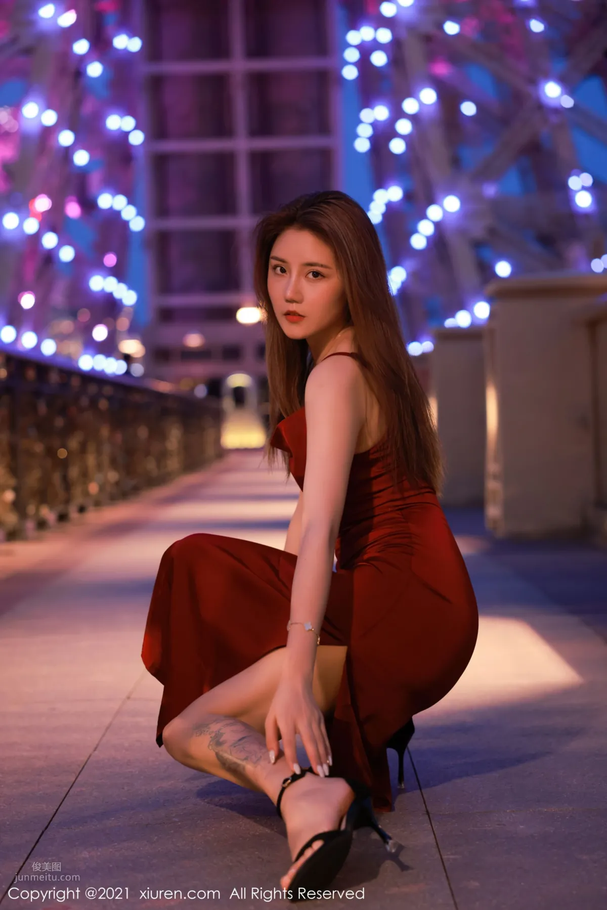 荷官女郎夏西CiCi 猩红吊裙港风娇媚_6