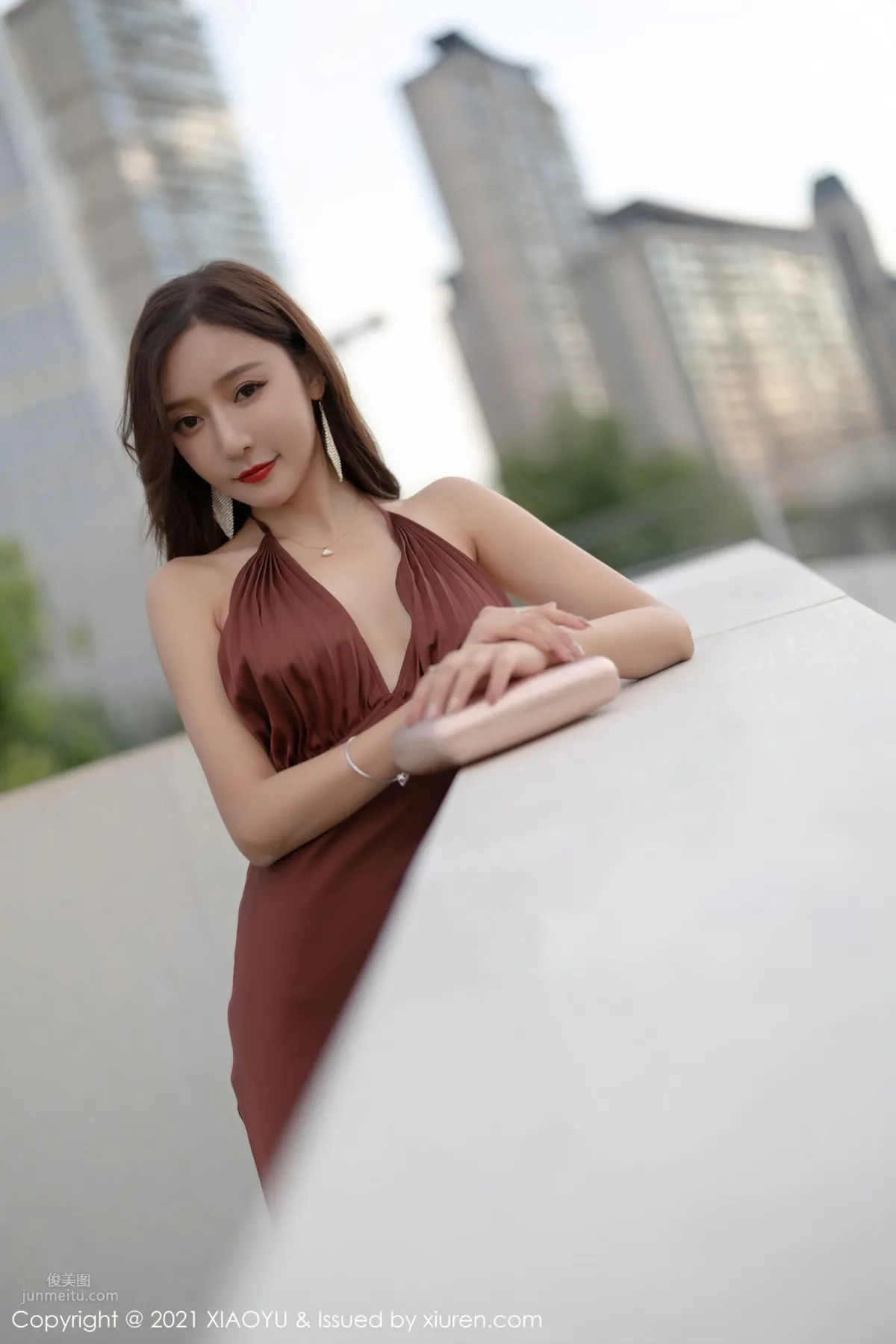 你的女神王馨瑤 香槟色吊裙勾勒 20