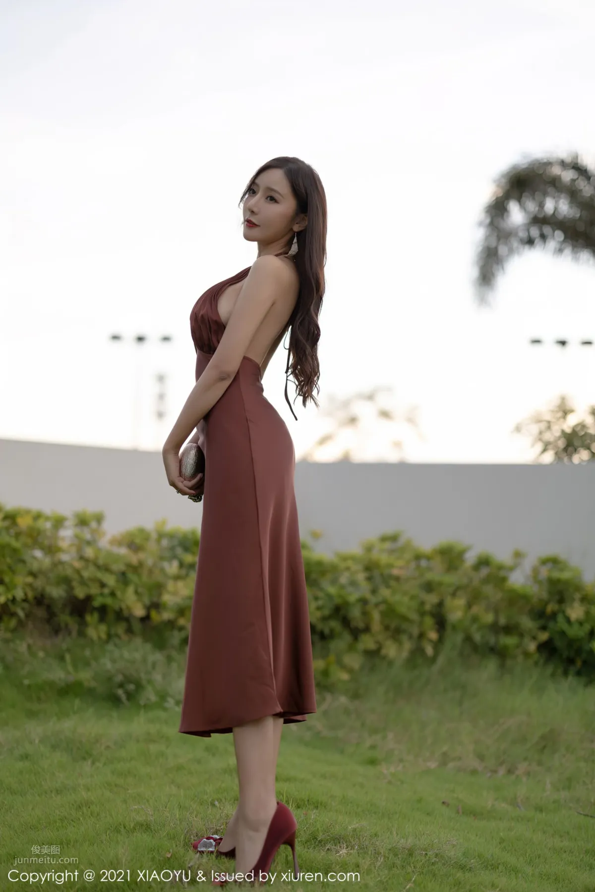 你的女神王馨瑤 香槟色吊裙勾勒 2