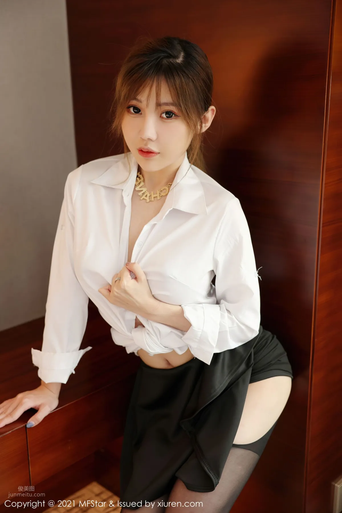新人模特李穎煊 經典的白襯衫 5