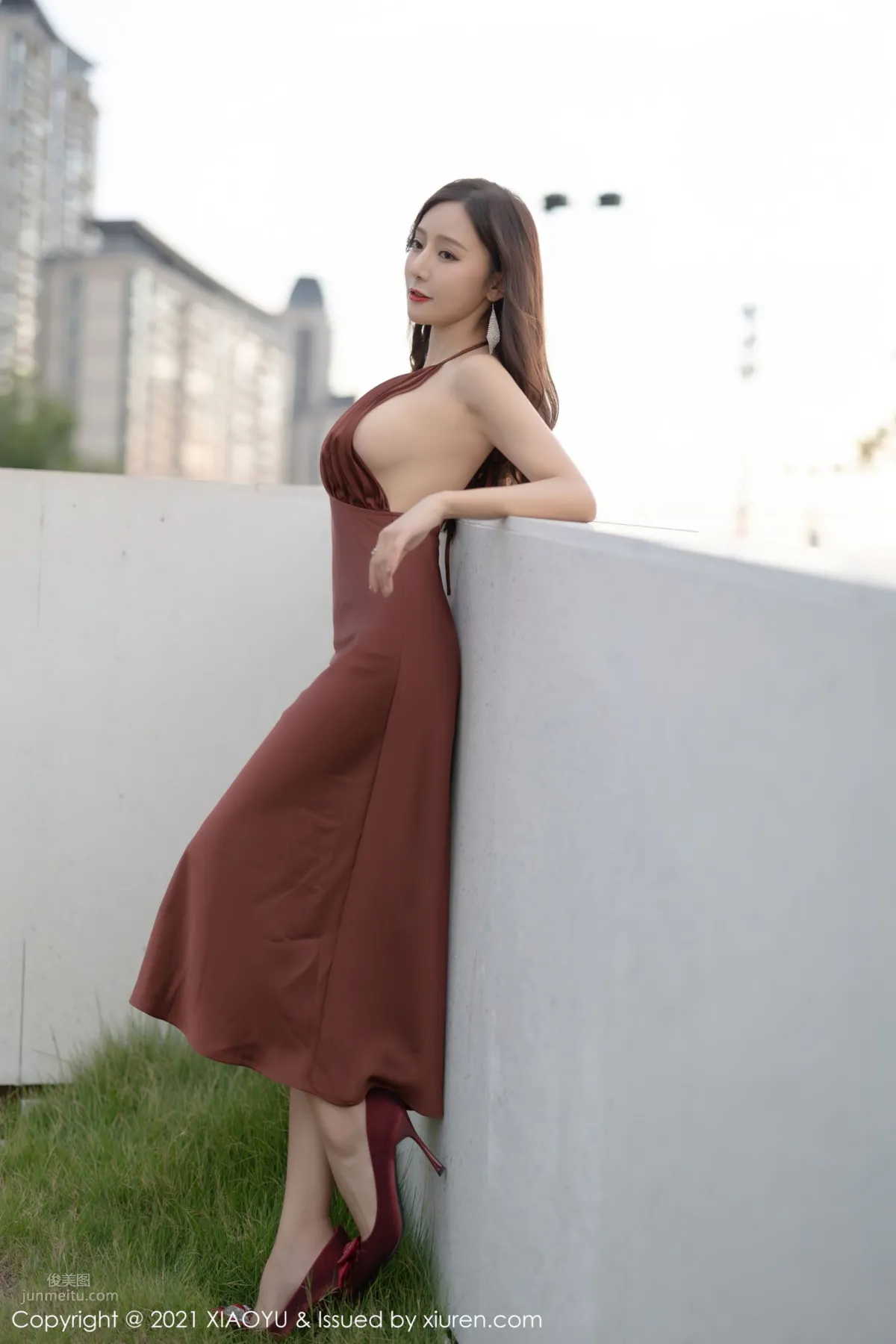你的女神王馨瑤 香槟色吊裙勾勒 11