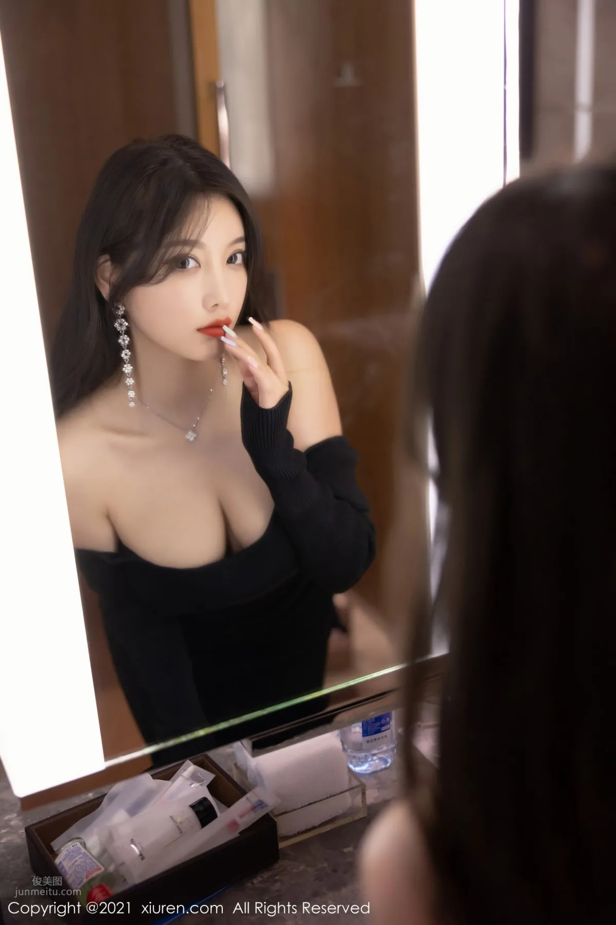 楊晨晨的黑色服飾 婀娜動人透着光 36