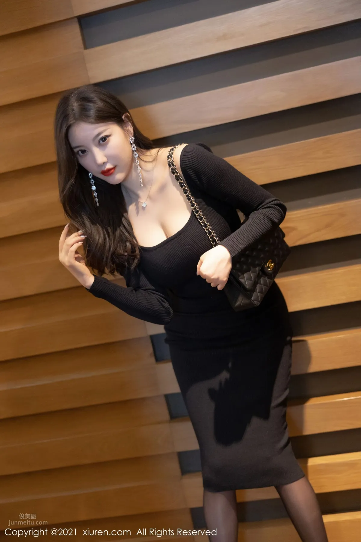 楊晨晨的黑色服飾 婀娜動人透着光 6