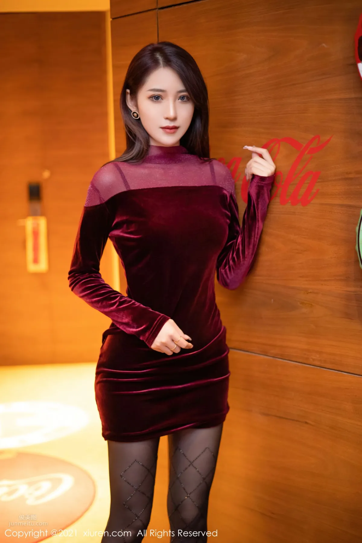 骨感女神周慕汐 猩紅禮裙紛呈豔豔 1