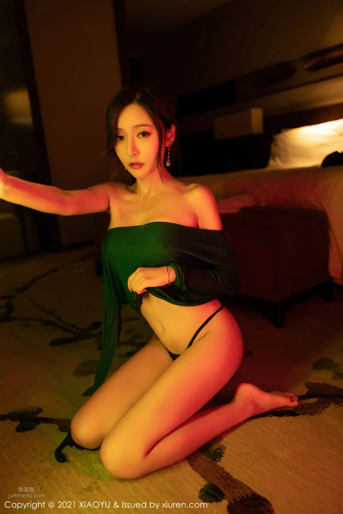 魅惑女神王馨瑤 霓虹燈視覺盛宴 75