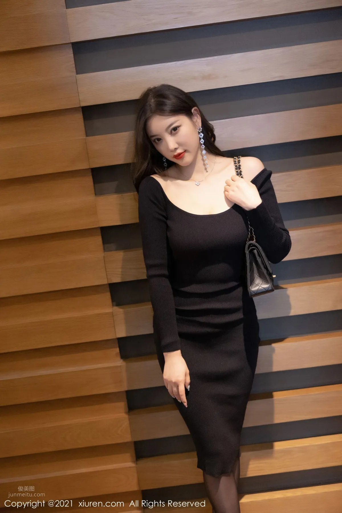 楊晨晨的黑色服飾 婀娜動人透着光 5