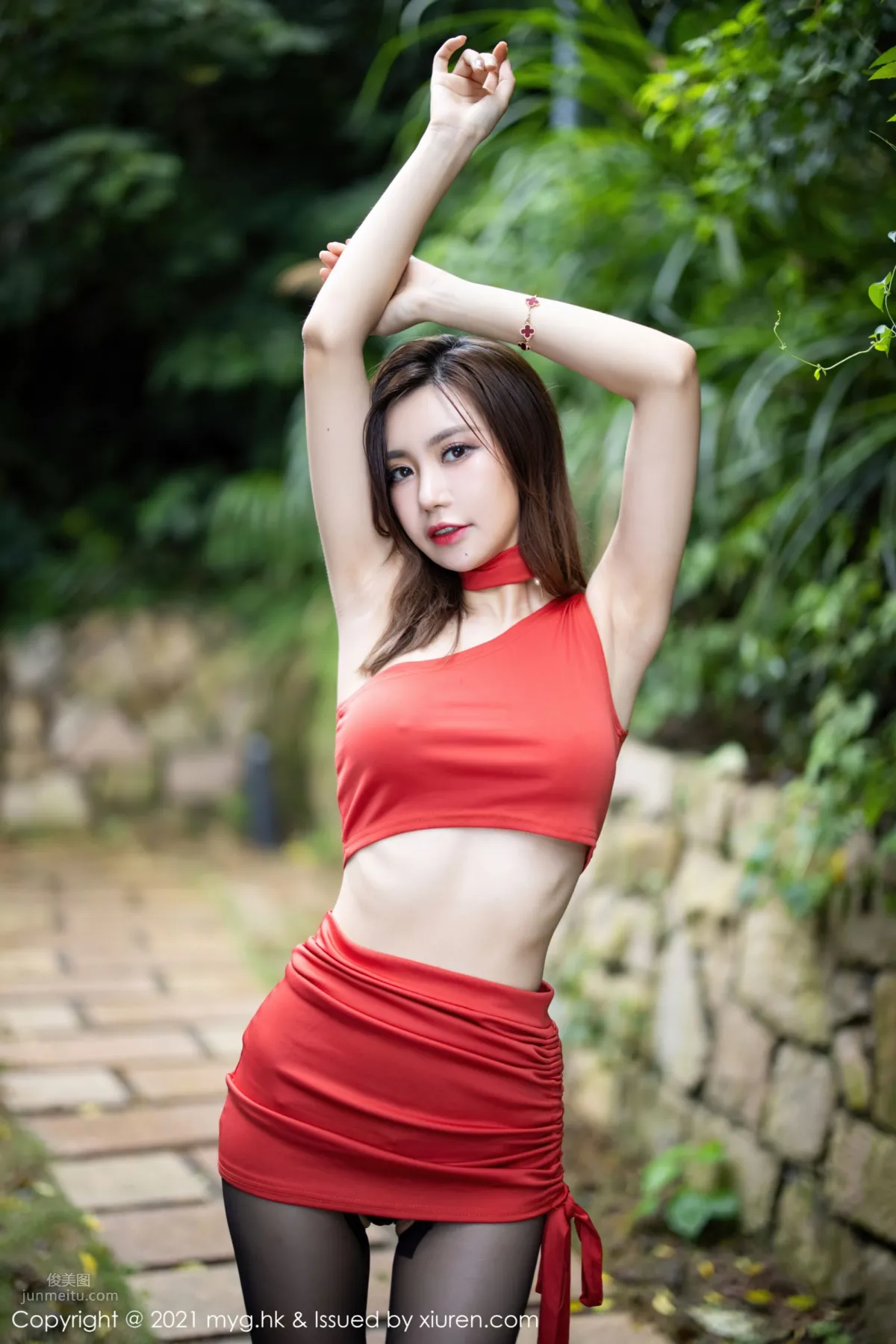 宅男女神绮裡嘉 鮮豔紅裙魅惑黑絲 11