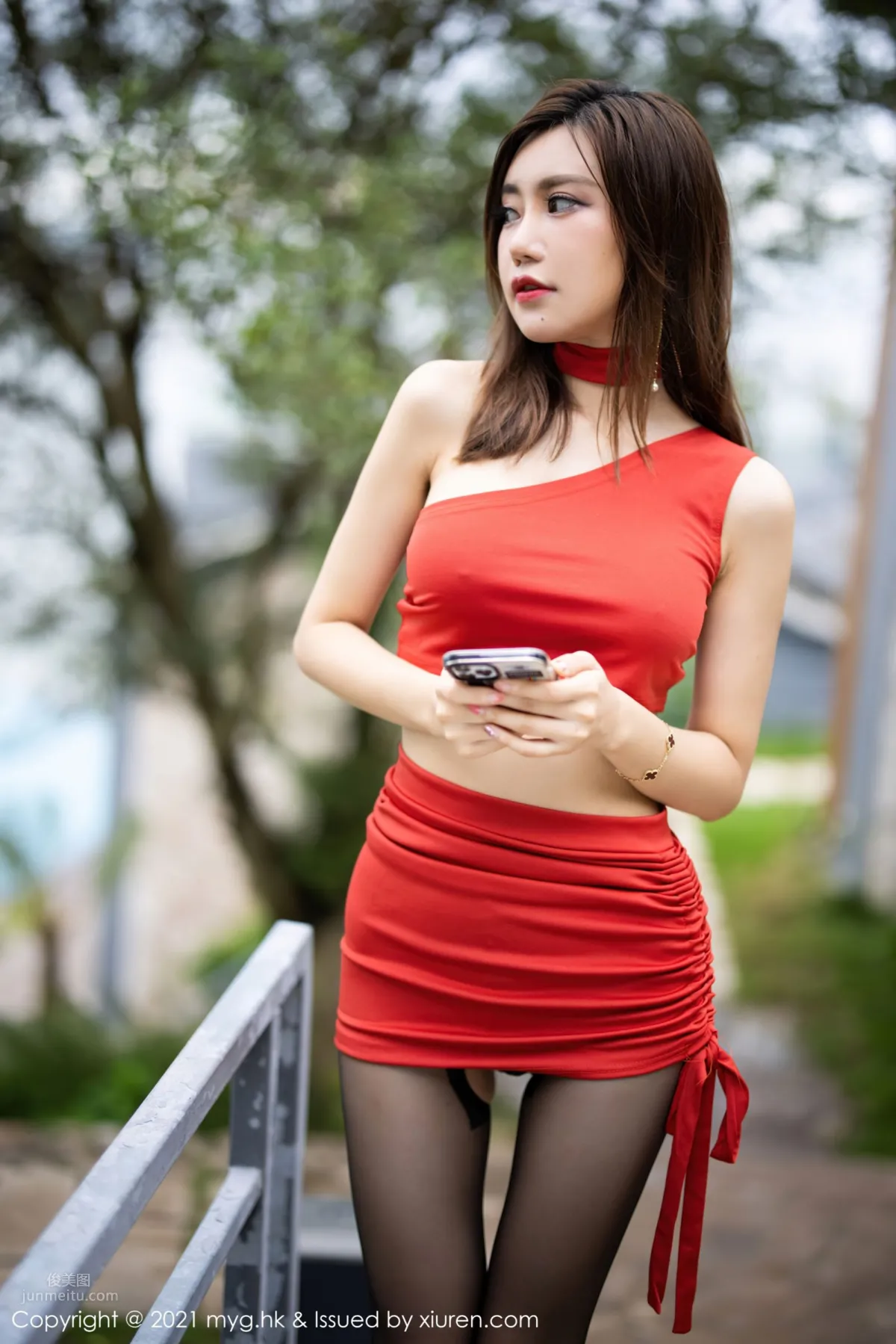 宅男女神绮裡嘉 鮮豔紅裙魅惑黑絲 34