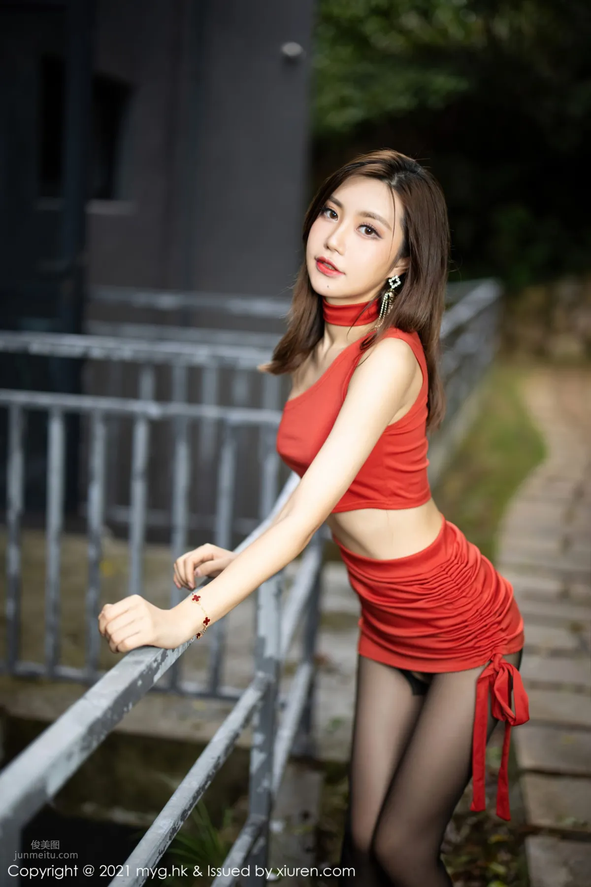 宅男女神绮裡嘉 鮮豔紅裙魅惑黑絲 7