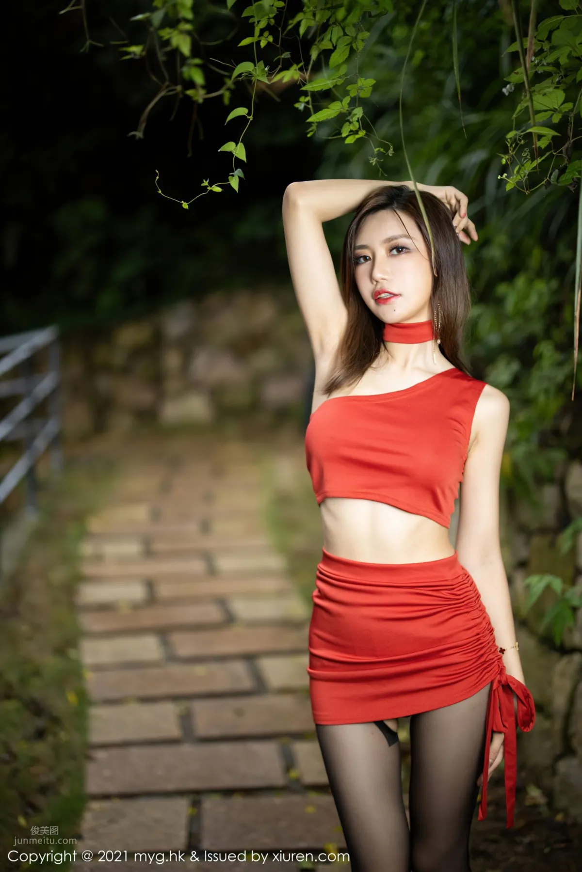 宅男女神绮裡嘉 鮮豔紅裙魅惑黑絲 10