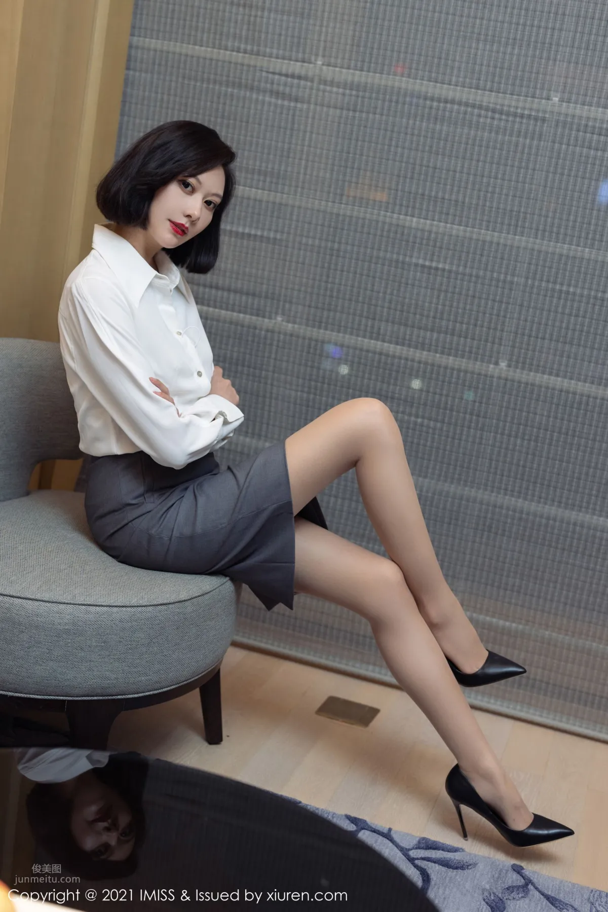 氣質美女藝軒 潔白動人的襯衫 15