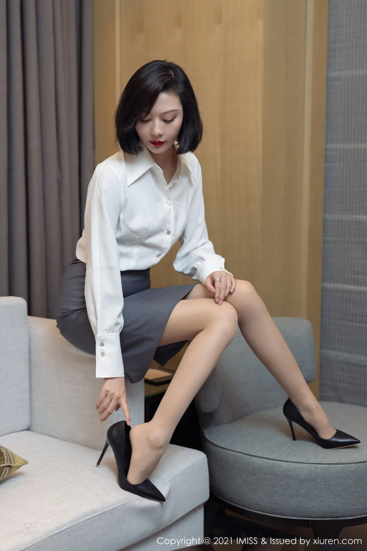 氣質美女藝軒 潔白動人的襯衫 18