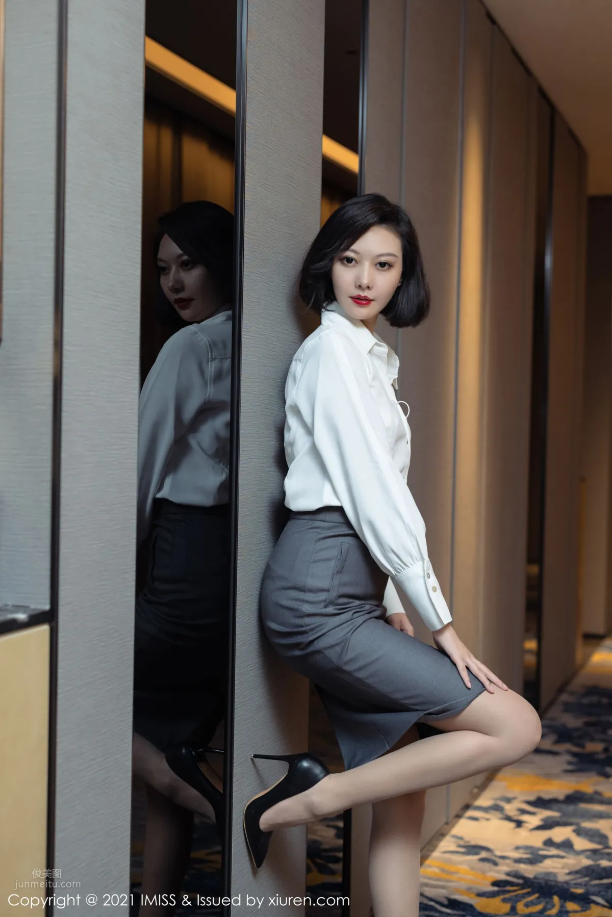 氣質美女藝軒 潔白動人的襯衫 7