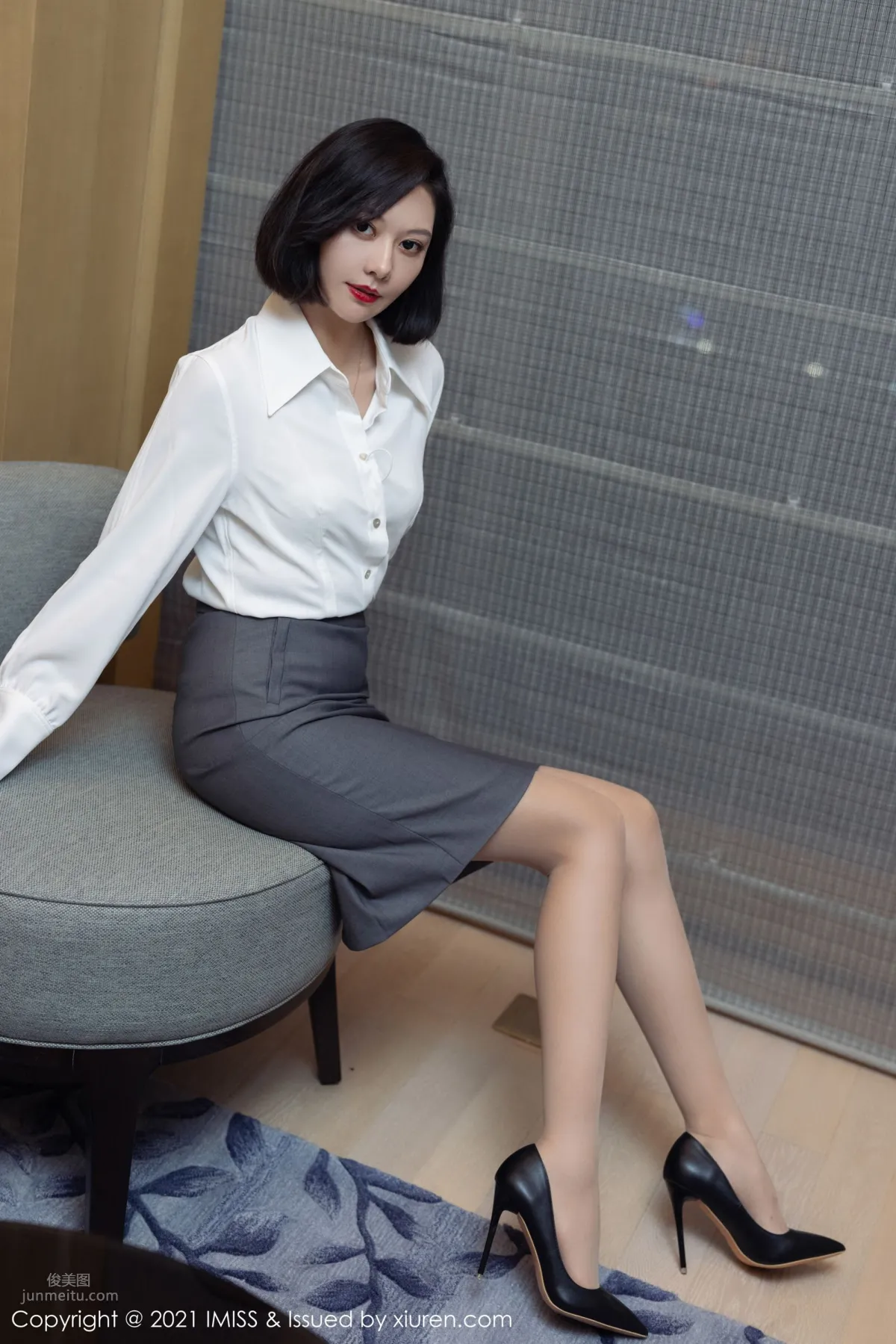 氣質美女藝軒 潔白動人的襯衫 14