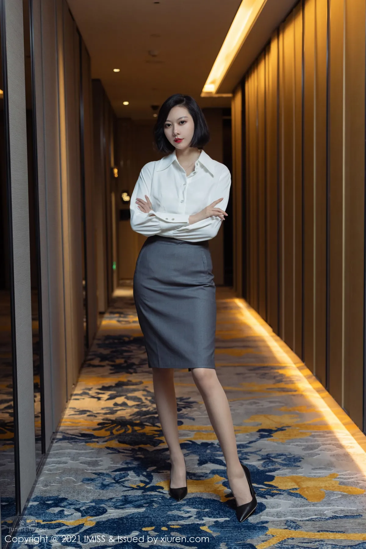 氣質美女藝軒 潔白動人的襯衫 5