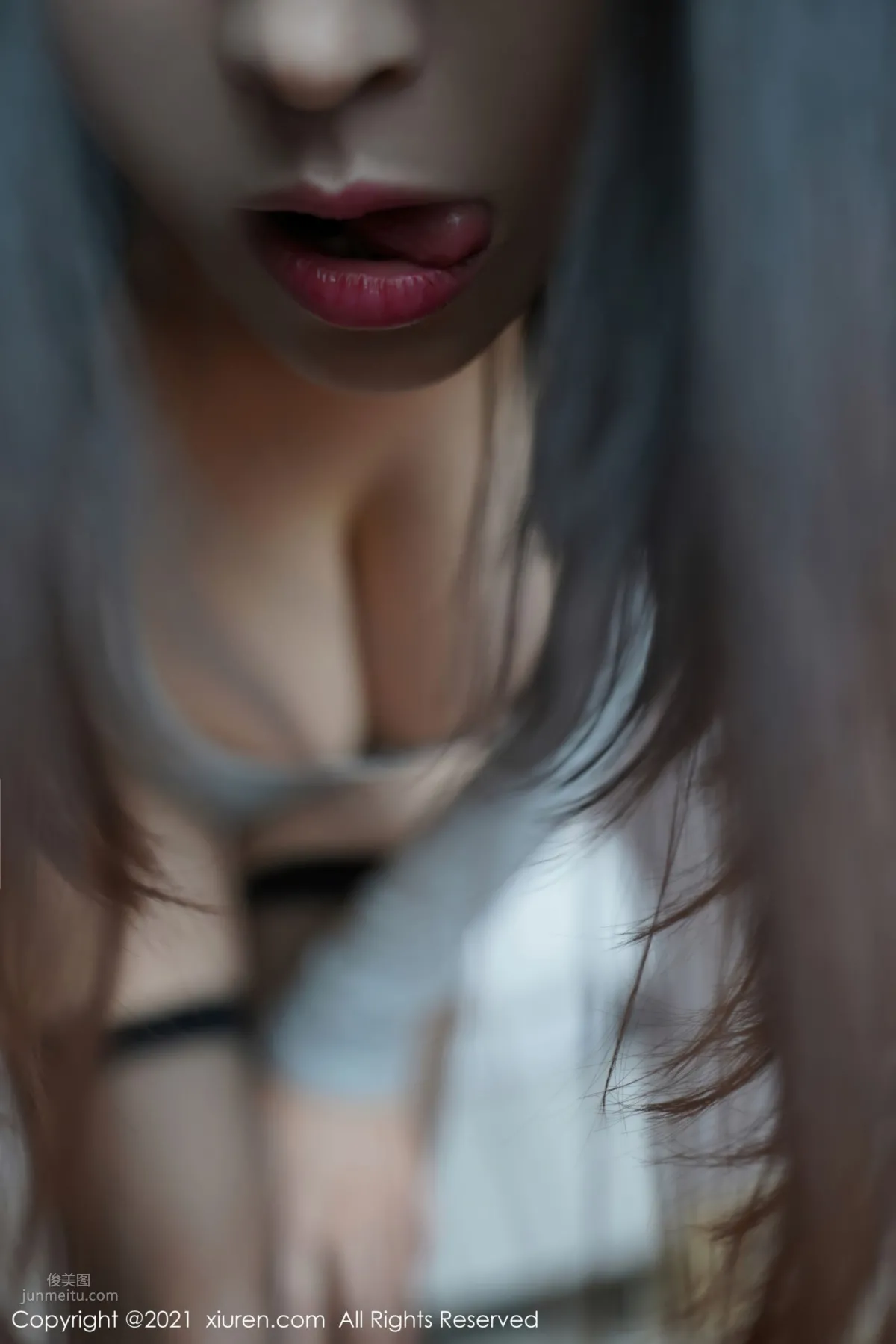 輕熟美女喬漫妮 灰色連體衣呈現 32