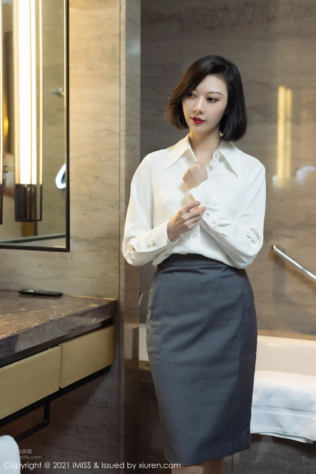 氣質美女藝軒 潔白動人的襯衫 26