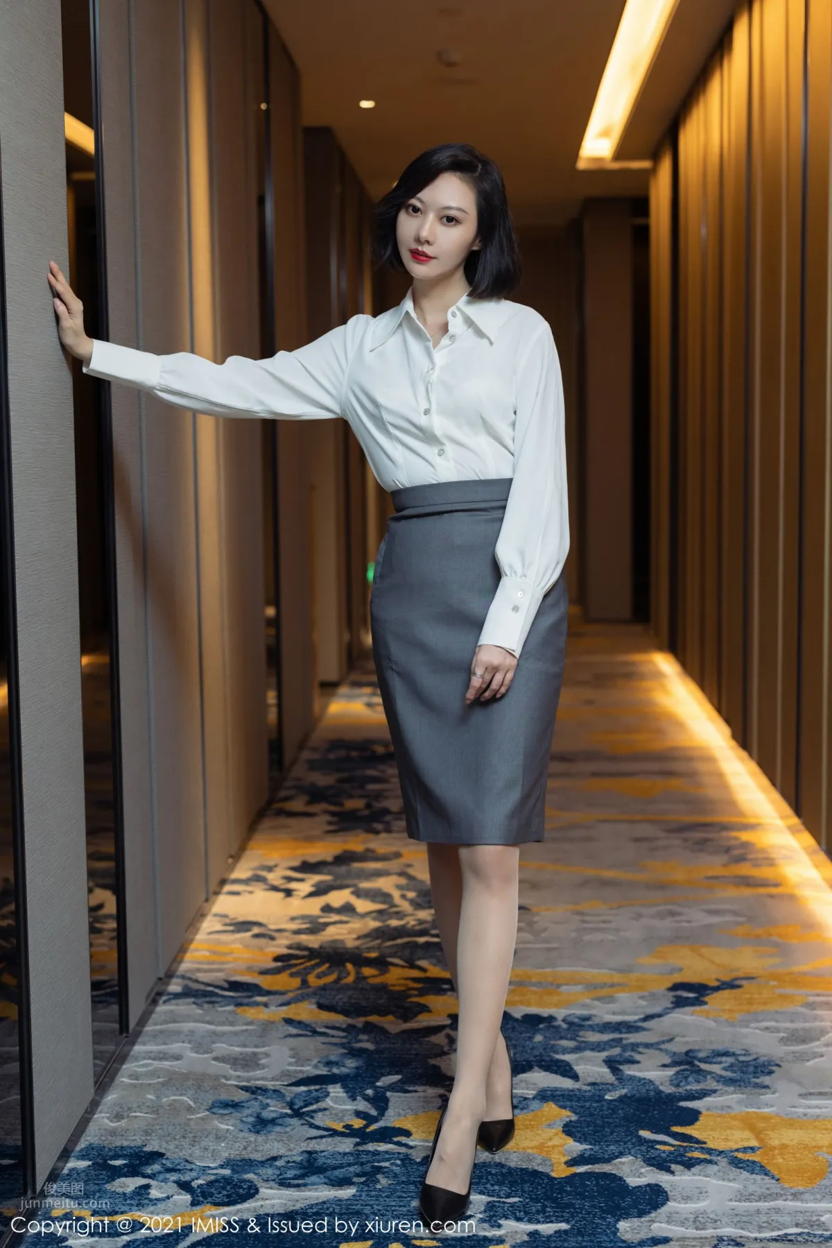氣質美女藝軒 潔白動人的襯衫 3