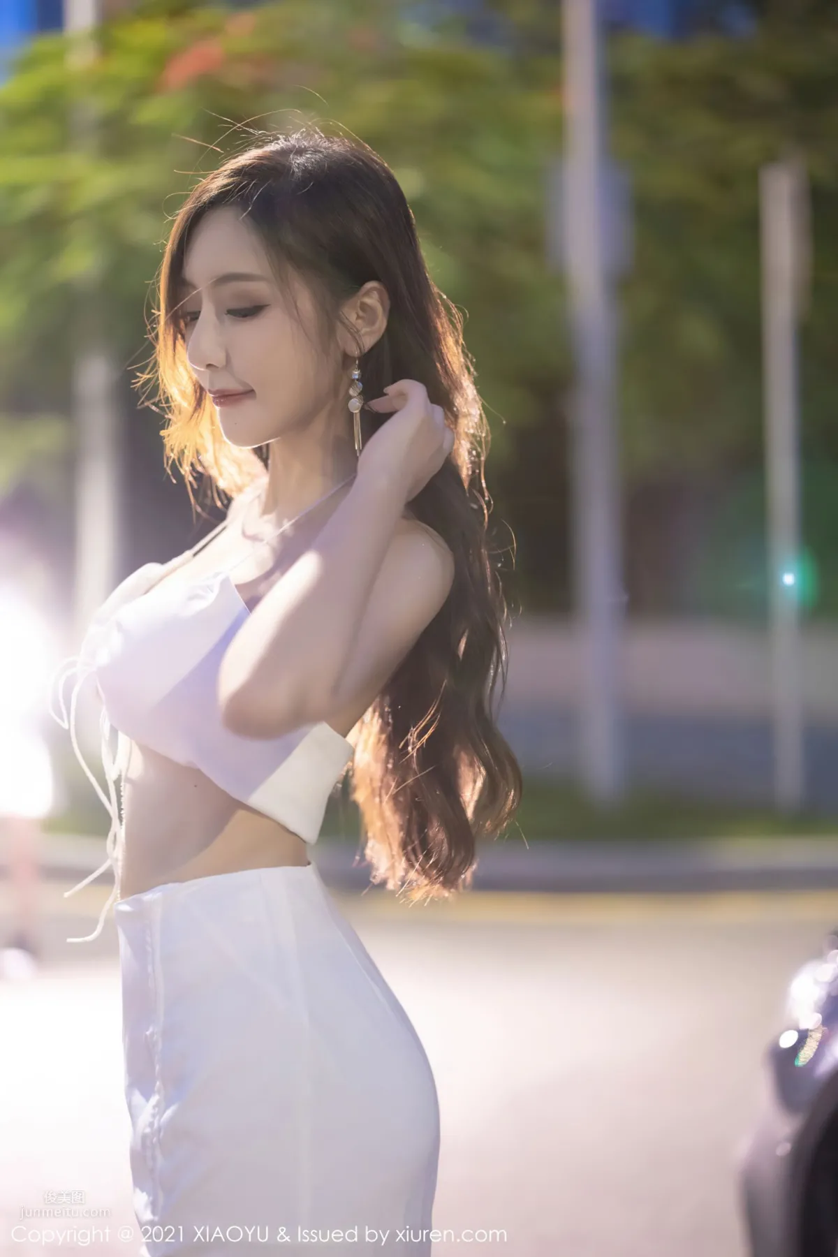 你的女神王馨瑶 外拍时尚多姿_24
