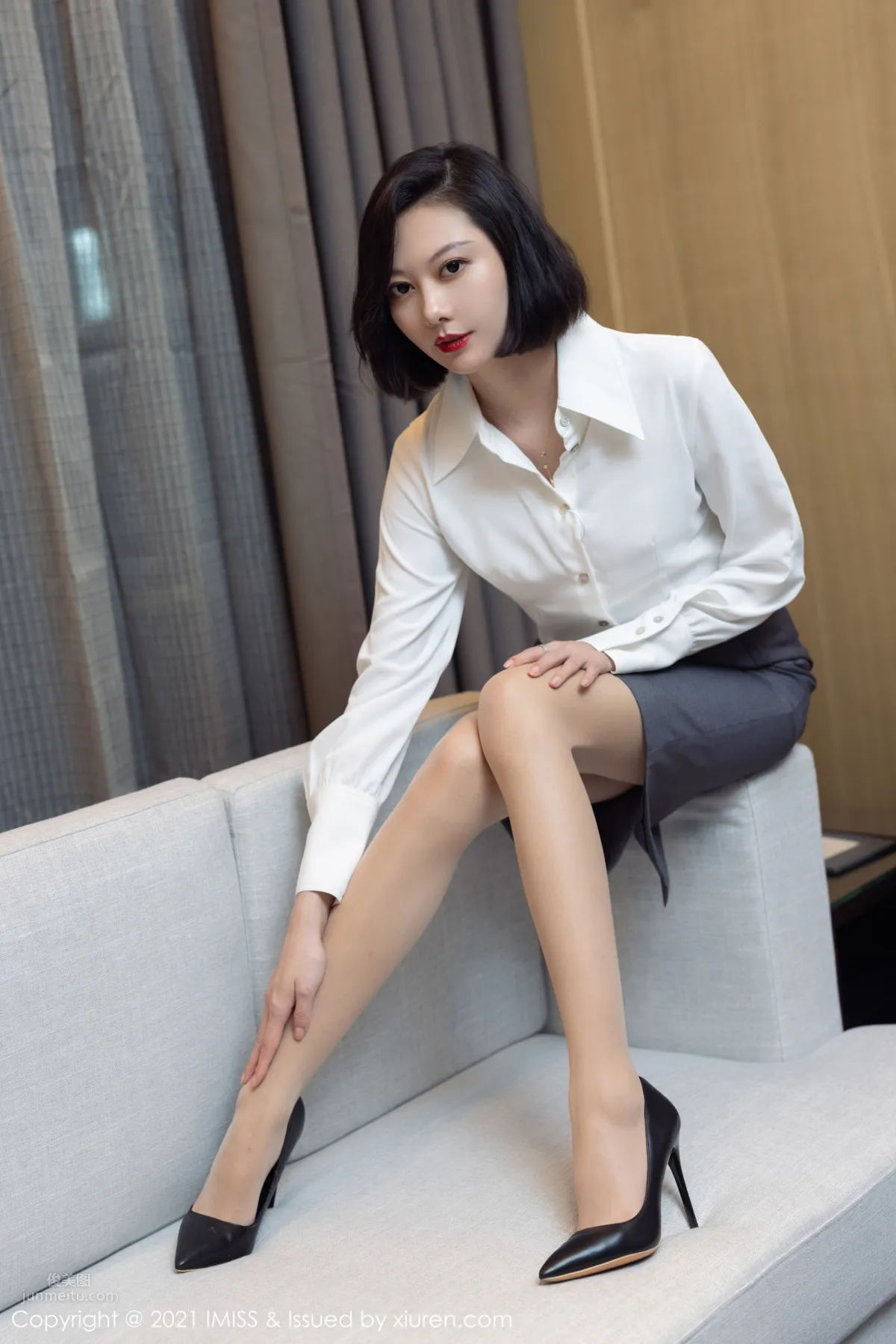 氣質美女藝軒 潔白動人的襯衫 20