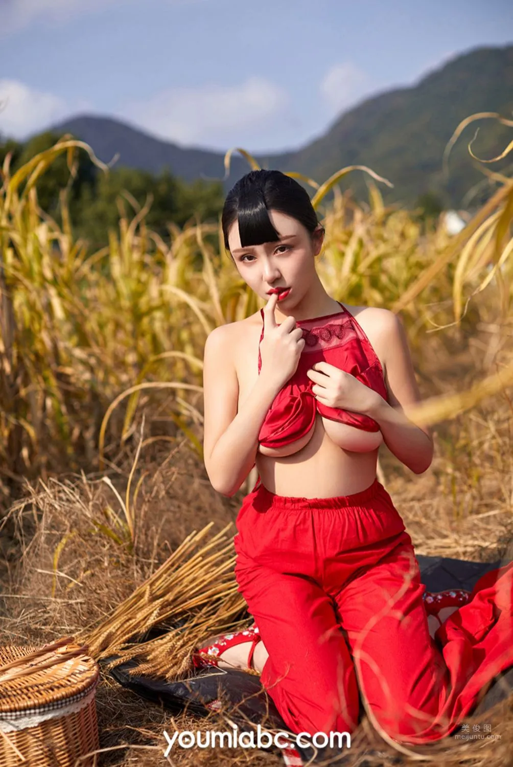 [YouMi尤蜜] 2022.01.01 黃土地，紅肚兜 24