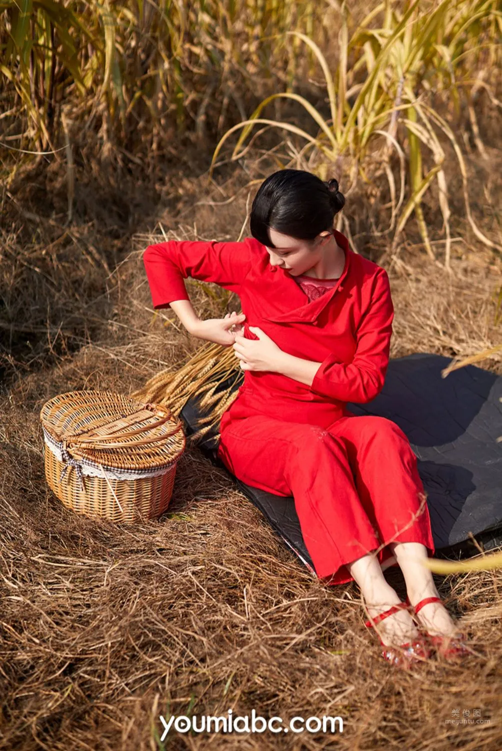 [YouMi尤蜜] 2022.01.01 黃土地，紅肚兜 7