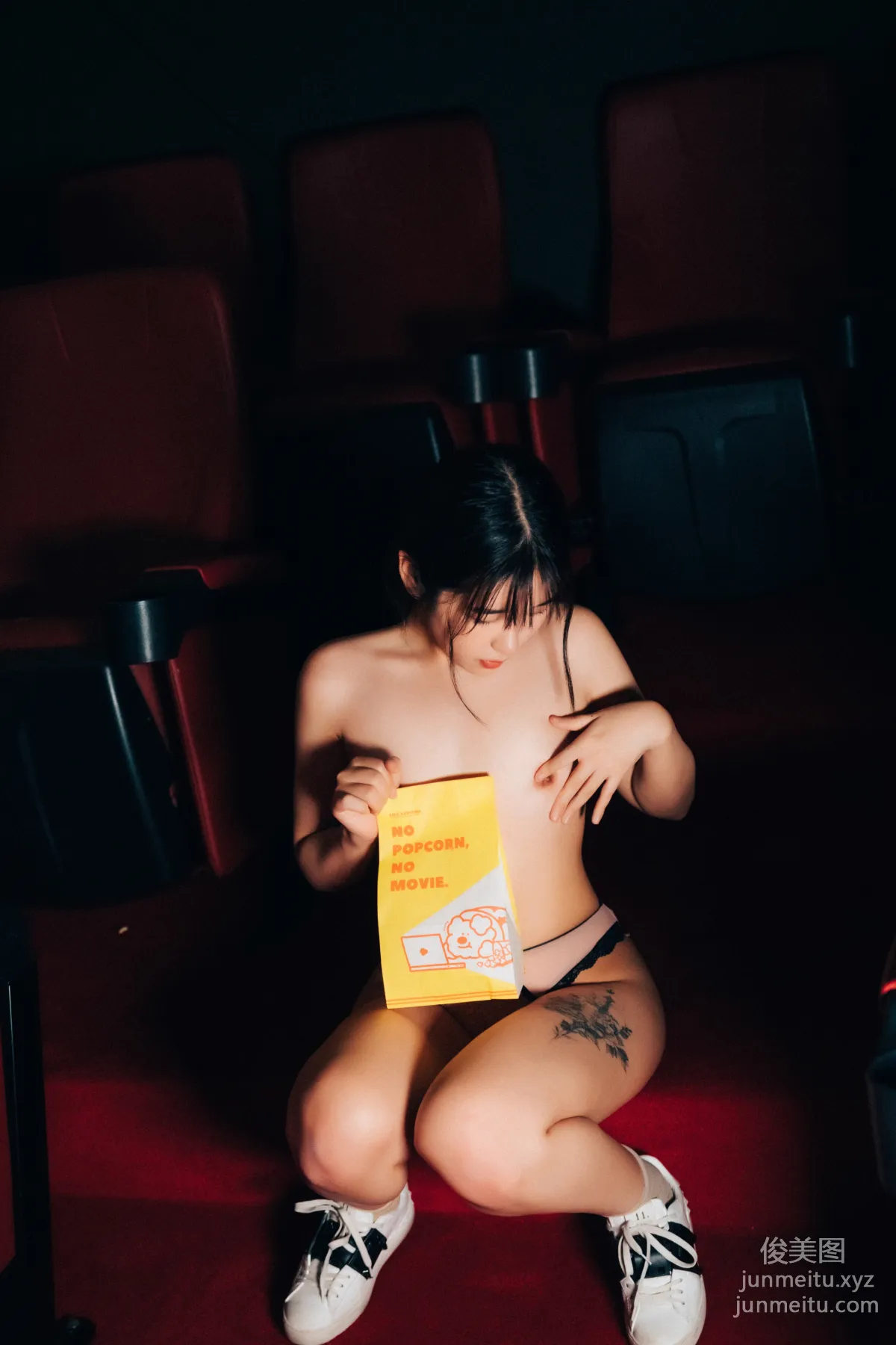 065.[Loozy] Sonson (손손) - Cinema girl_S.ver [123P] 105