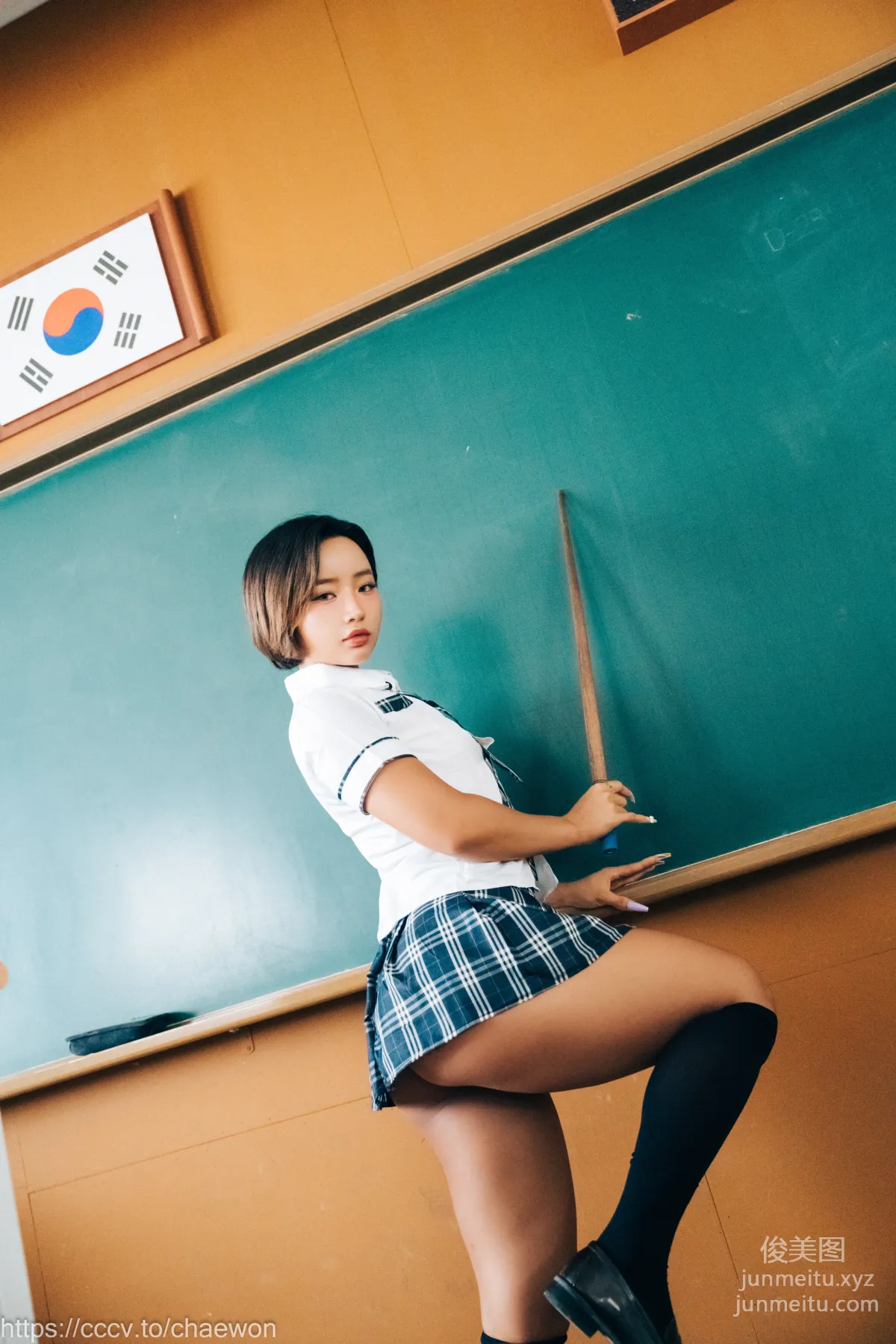 132.[Loozy] Booty Queen - Gal In A Shool Warehouse[196P] 20
