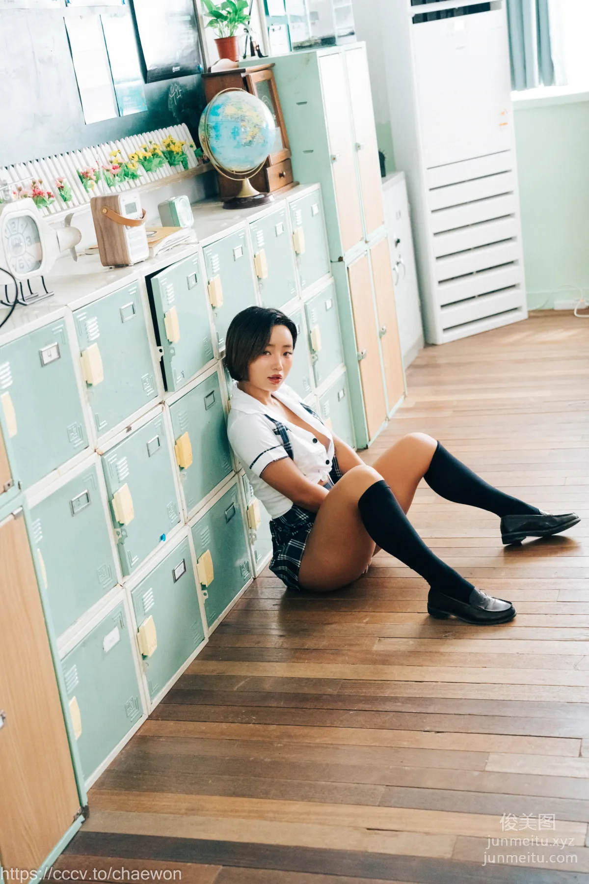 132.[Loozy] Booty Queen - Gal In A Shool Warehouse[196P] 37