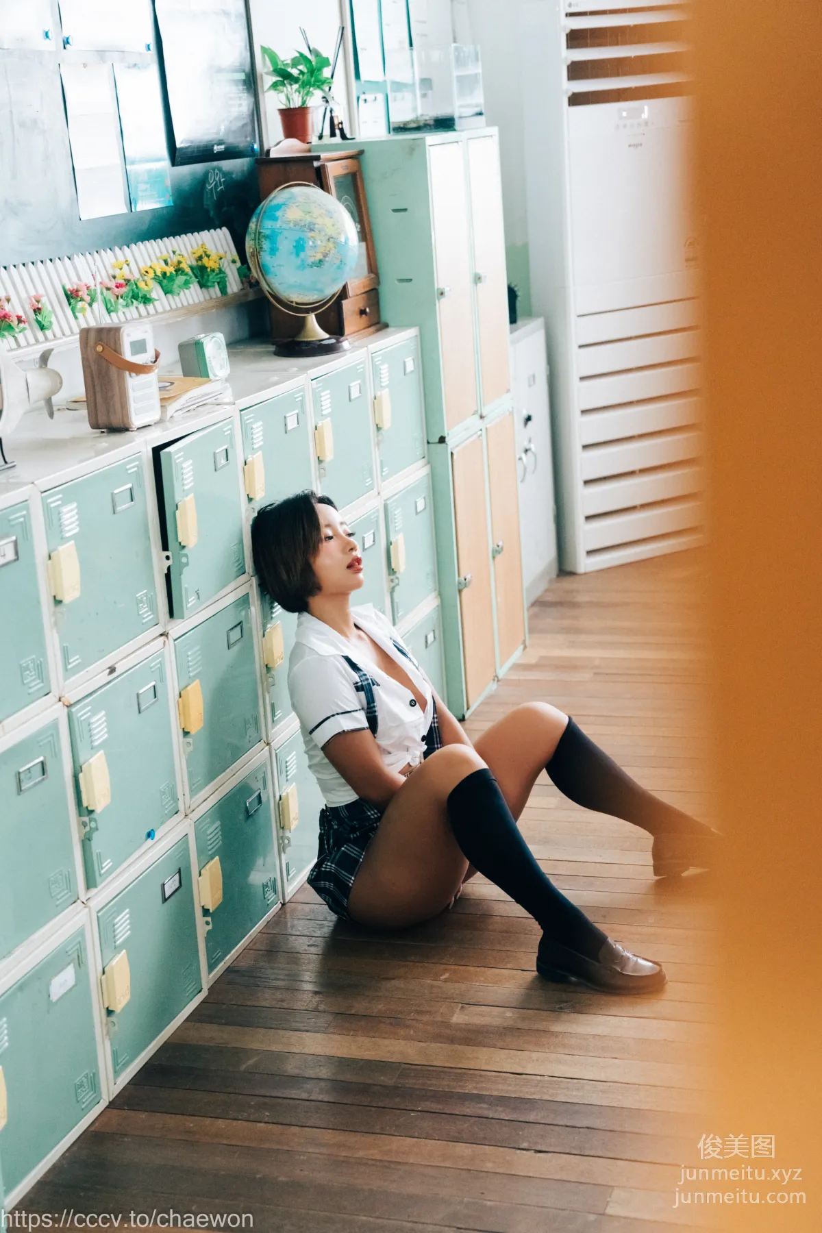 132.[Loozy] Booty Queen - Gal In A Shool Warehouse[196P] 38